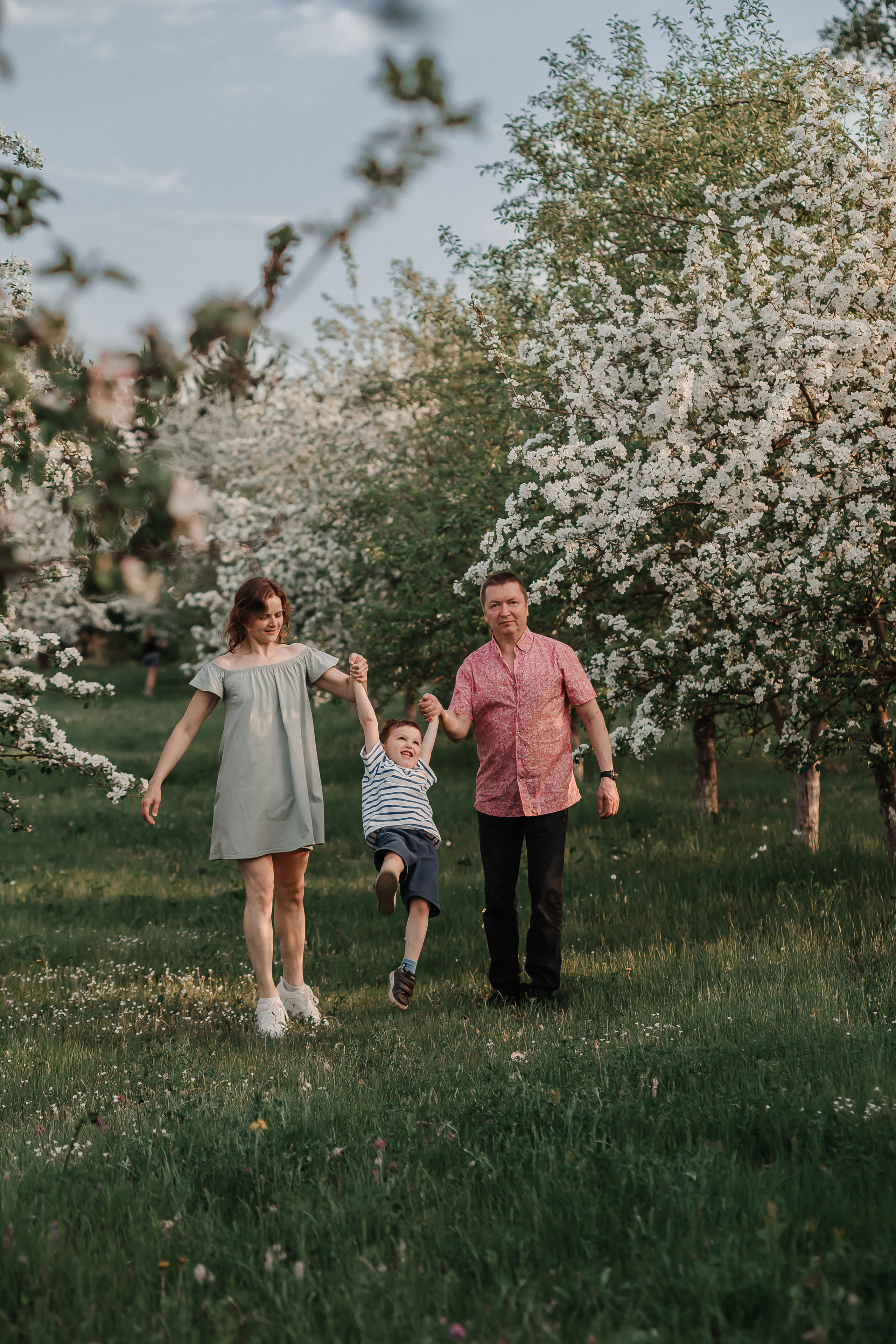 Евгений, Ярослава и Енисей. Цветущий сад. Фотограф Регина Крикунова г. Красноярск