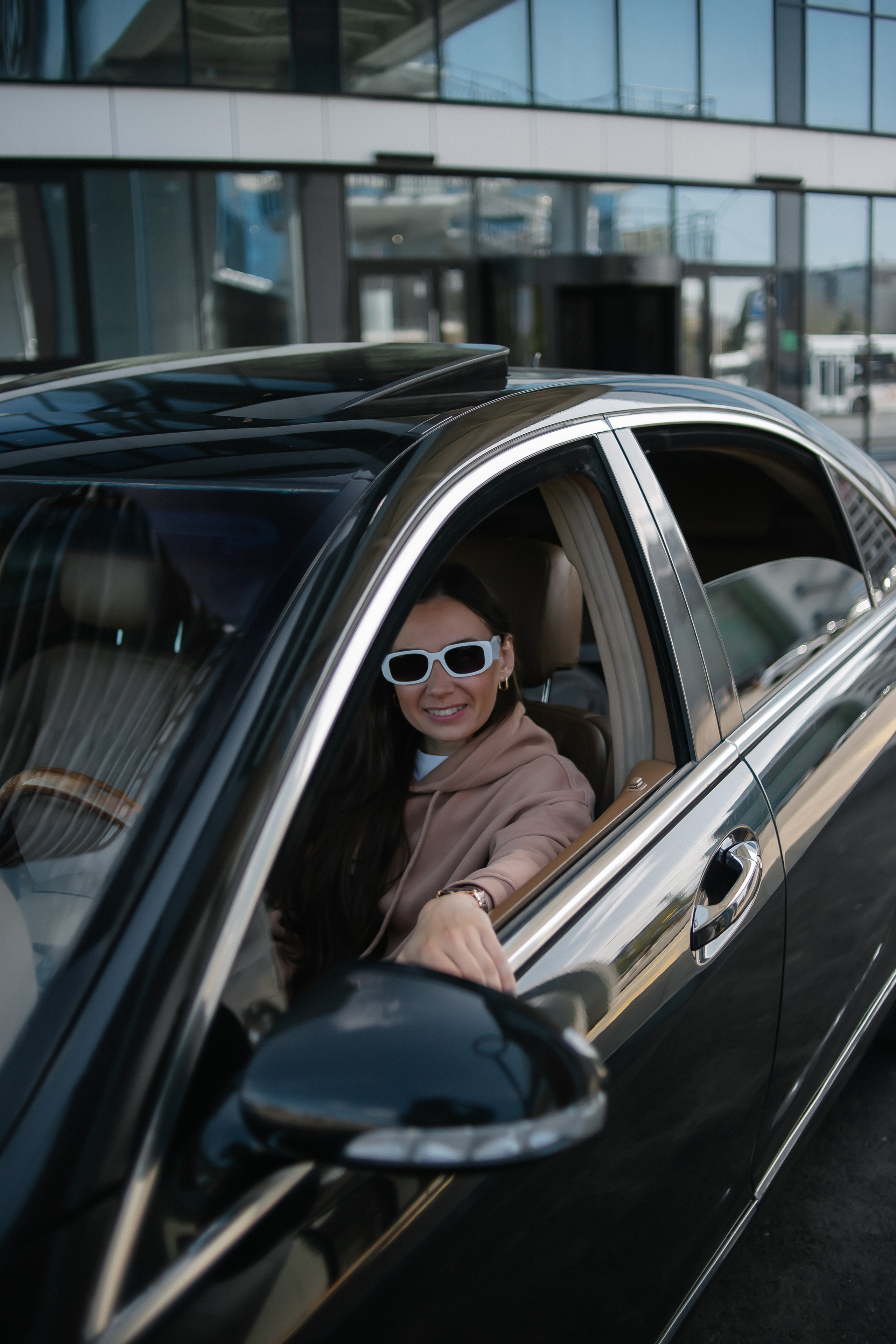 Софья. Съёмка с автомобилем. Фотограф Регина Крикунова г. Красноярск