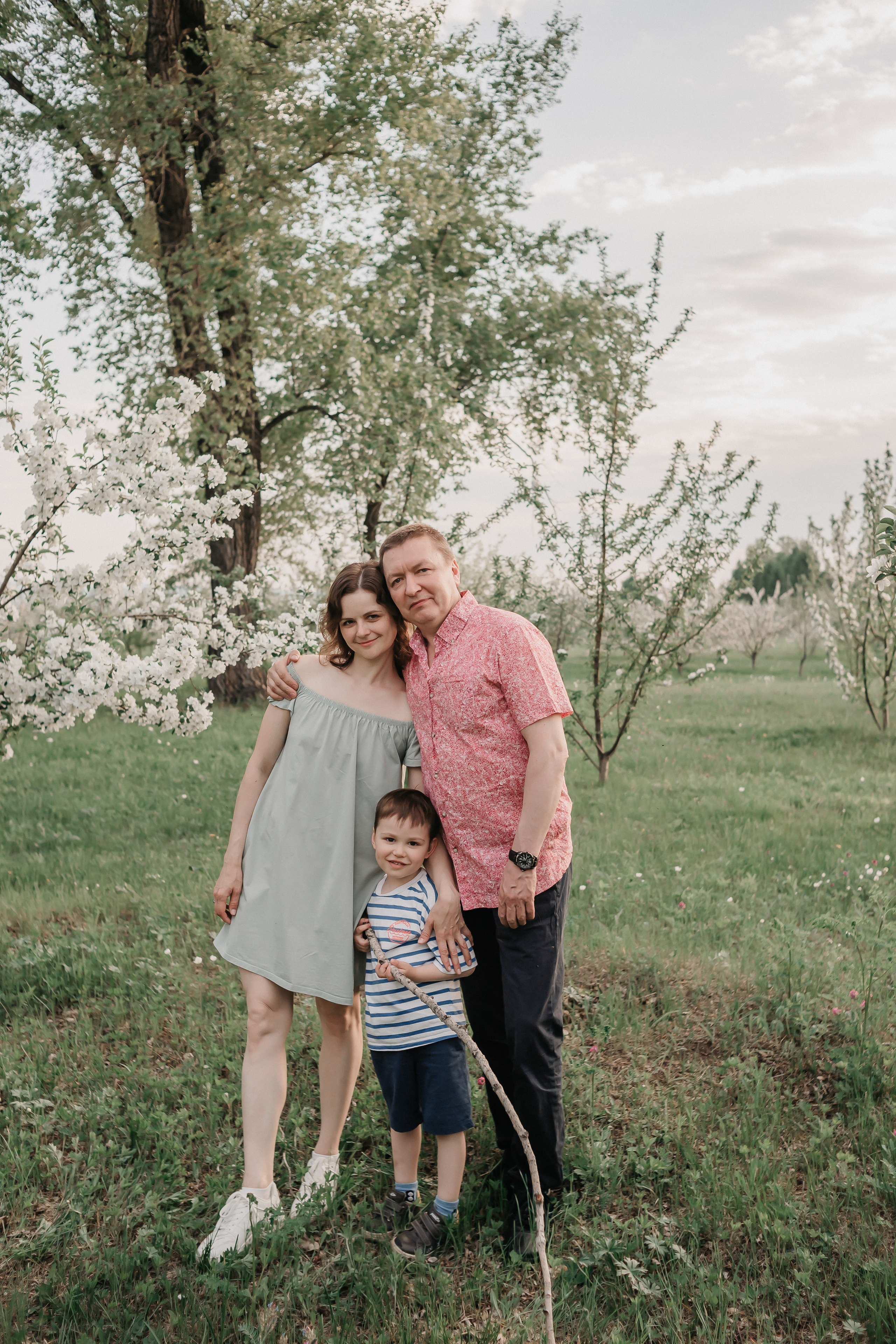 Евгений, Ярослава и Енисей. Цветущий сад. Фотограф Регина Крикунова г. Красноярск