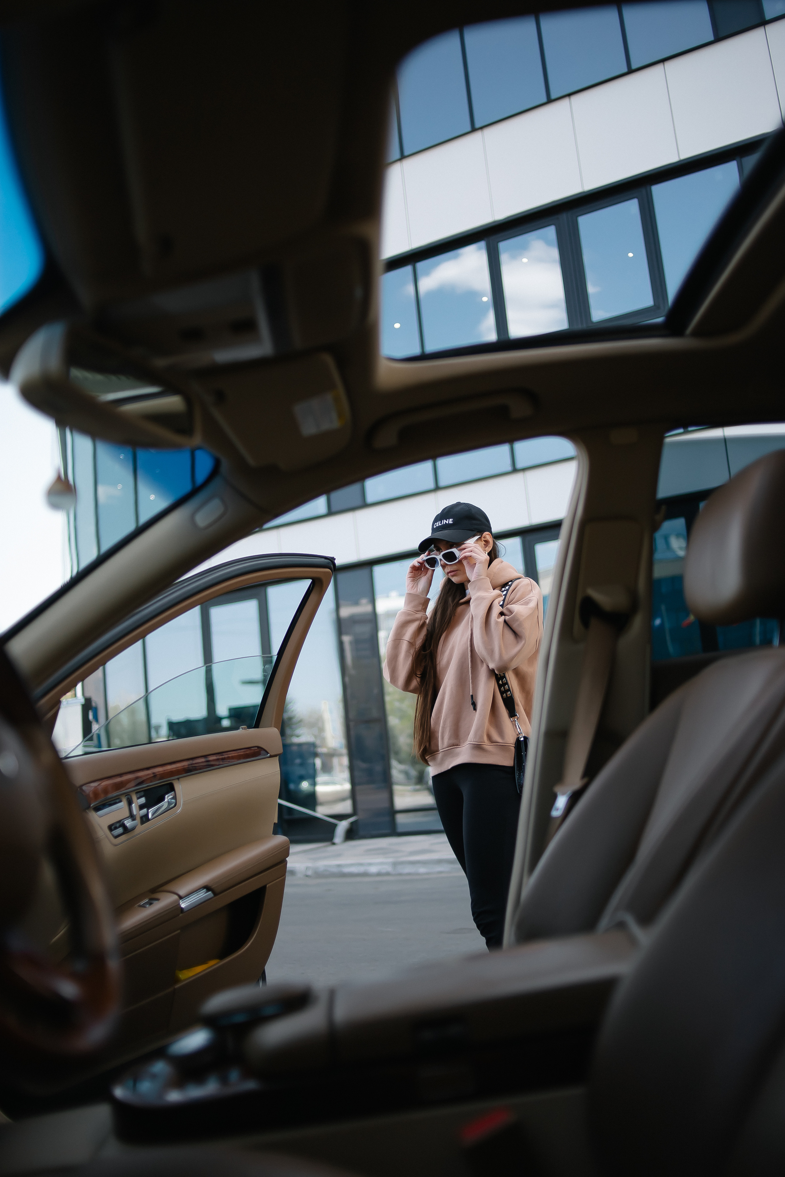 Софья. Съёмка с автомобилем. Фотограф Регина Крикунова г. Красноярск