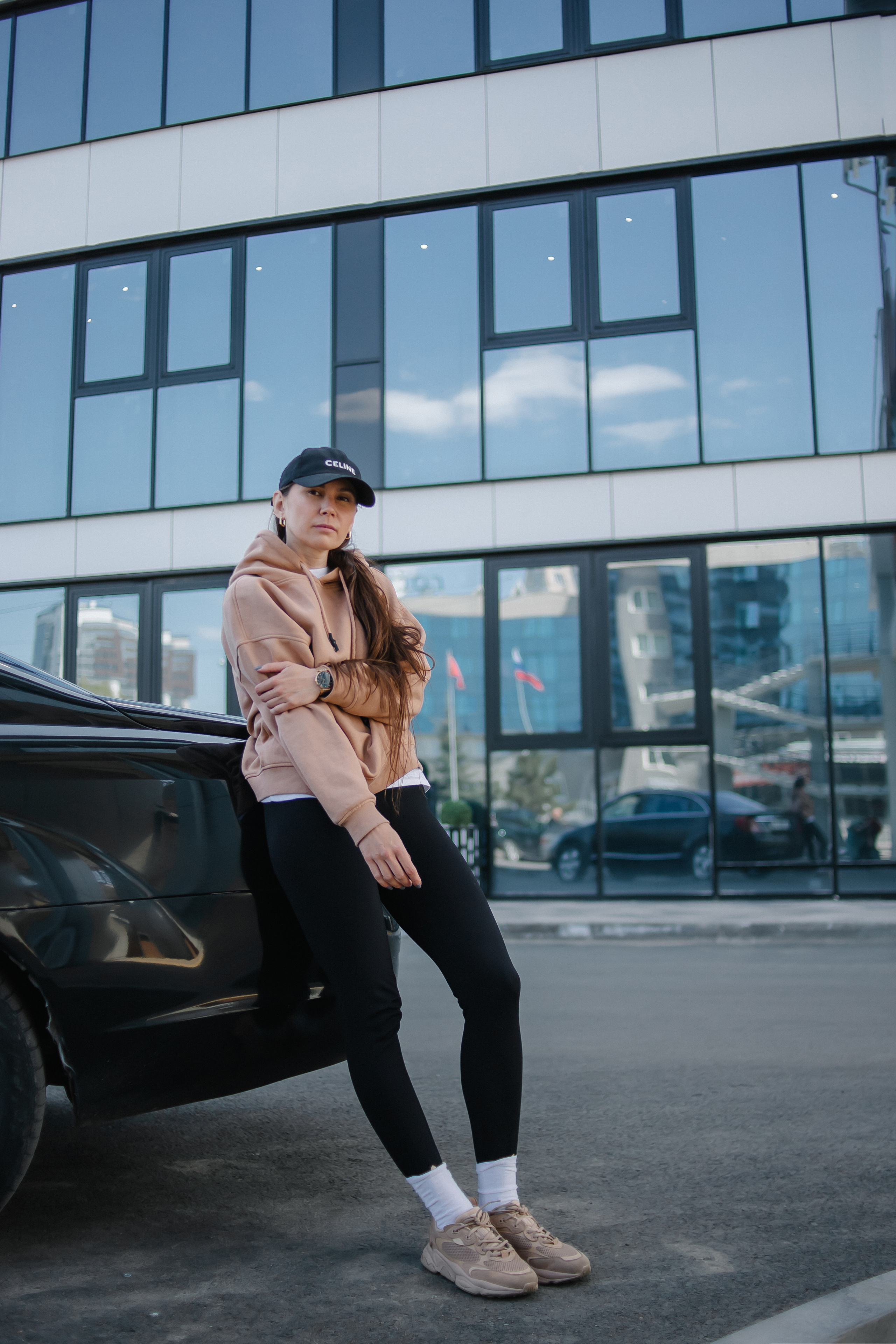 Софья. Съёмка с автомобилем. Фотограф Регина Крикунова г. Красноярск