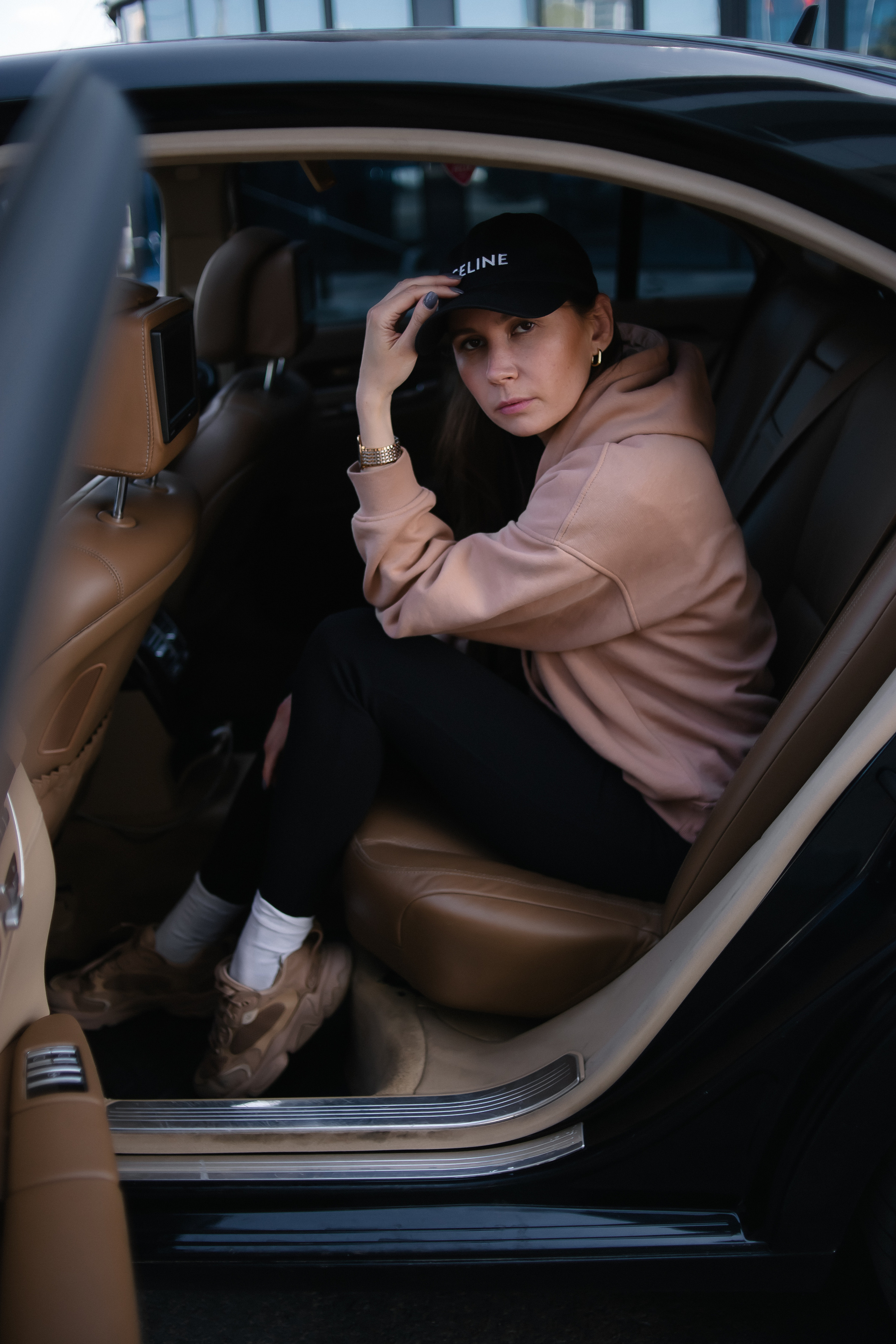 Софья. Съёмка с автомобилем. Фотограф Регина Крикунова г. Красноярск