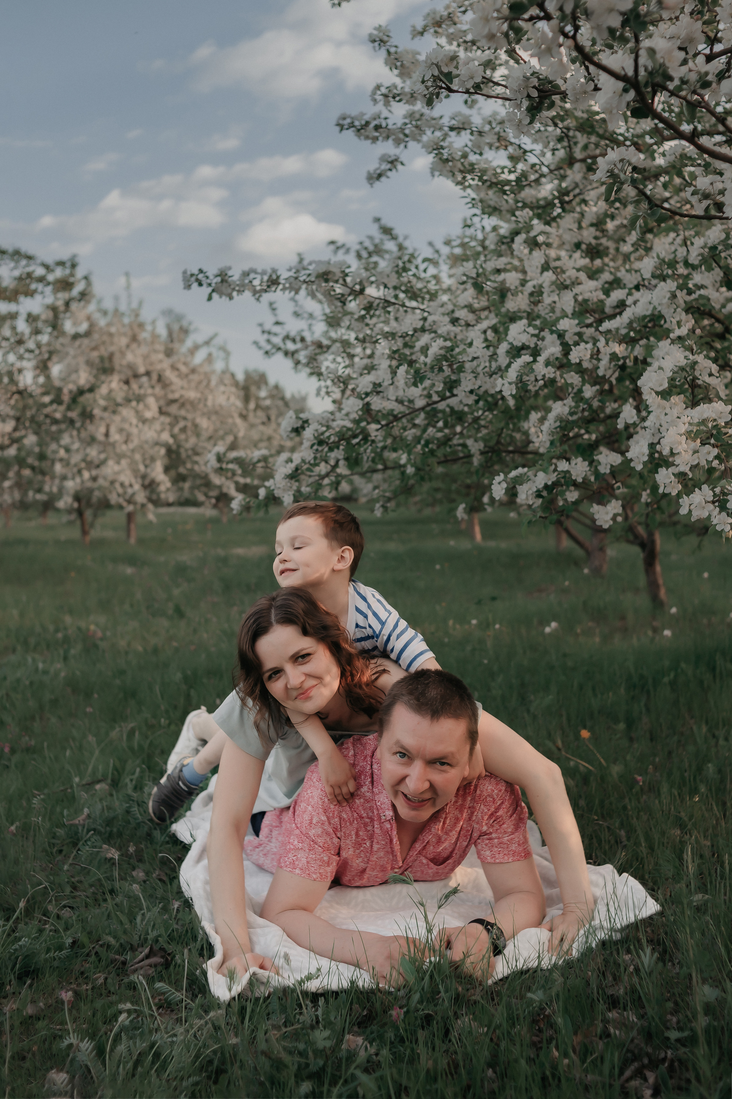 Евгений, Ярослава и Енисей. Цветущий сад. Фотограф Регина Крикунова г. Красноярск