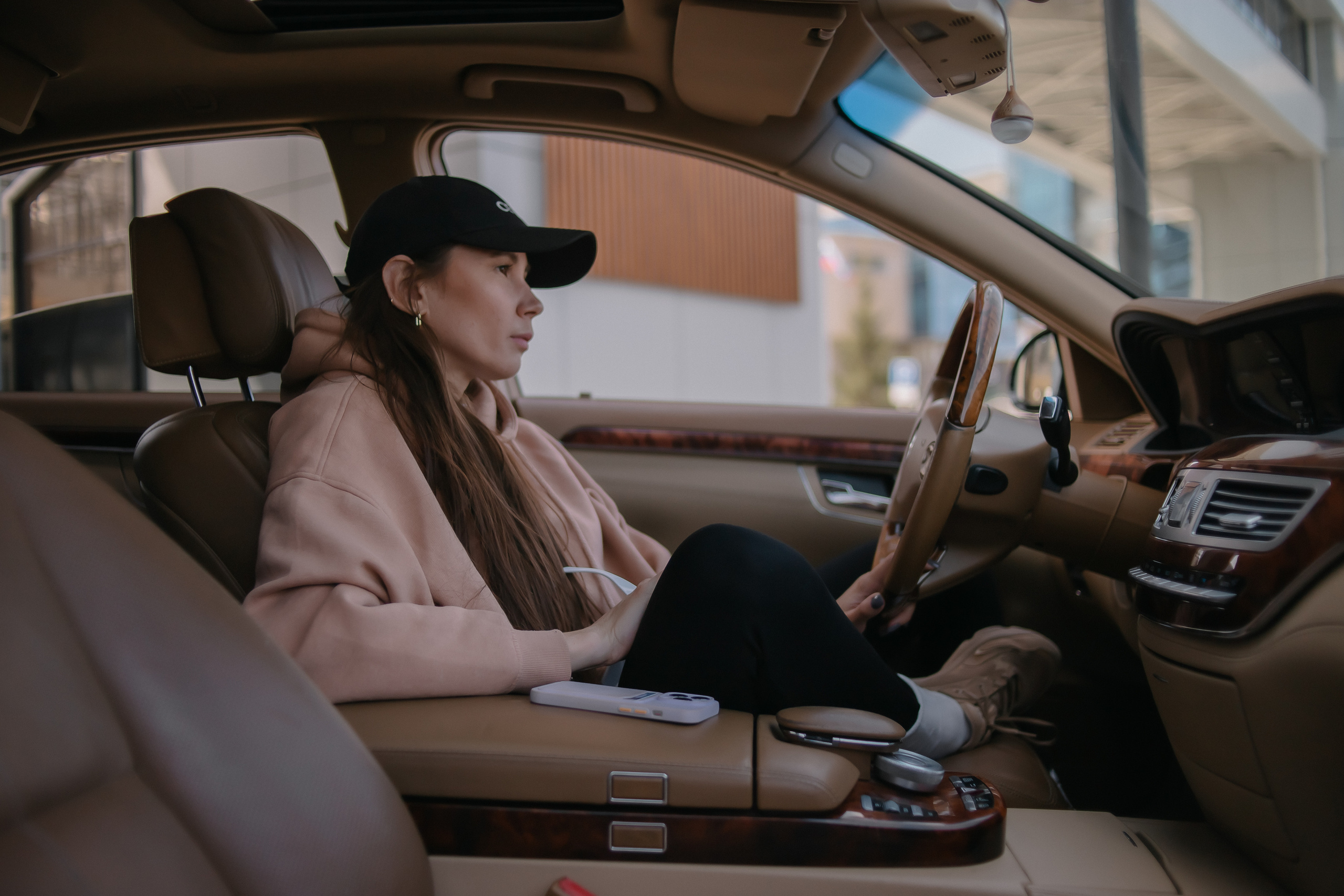 Софья. Съёмка с автомобилем. Фотограф Регина Крикунова г. Красноярск