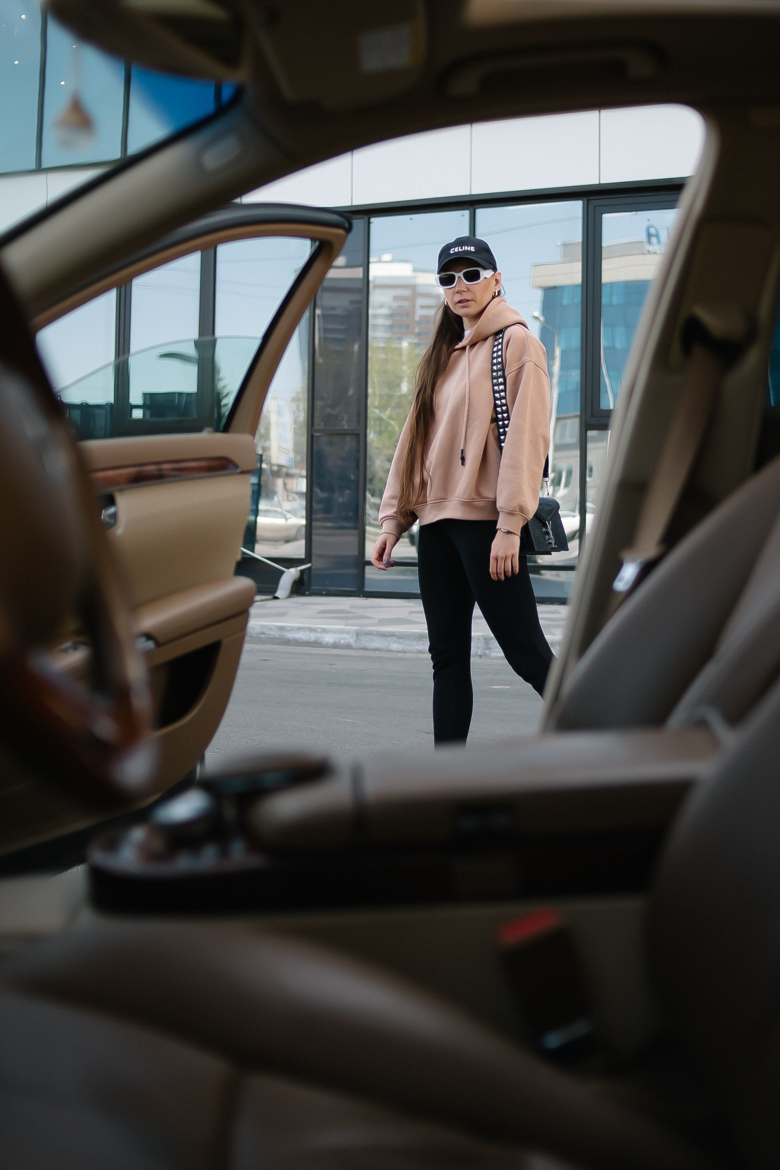 Софья. Съёмка с автомобилем. Фотограф Регина Крикунова г. Красноярск