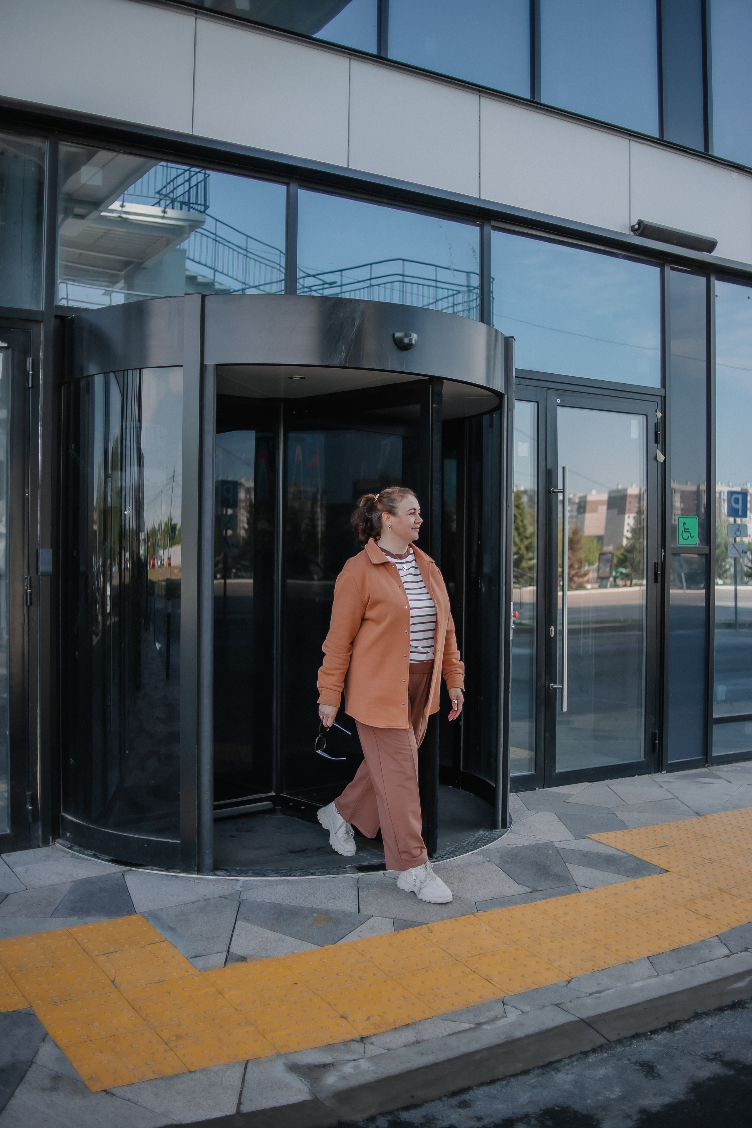 Ольга. Съёмка с автомобилем. Фотограф Регина Крикунова г. Красноярск