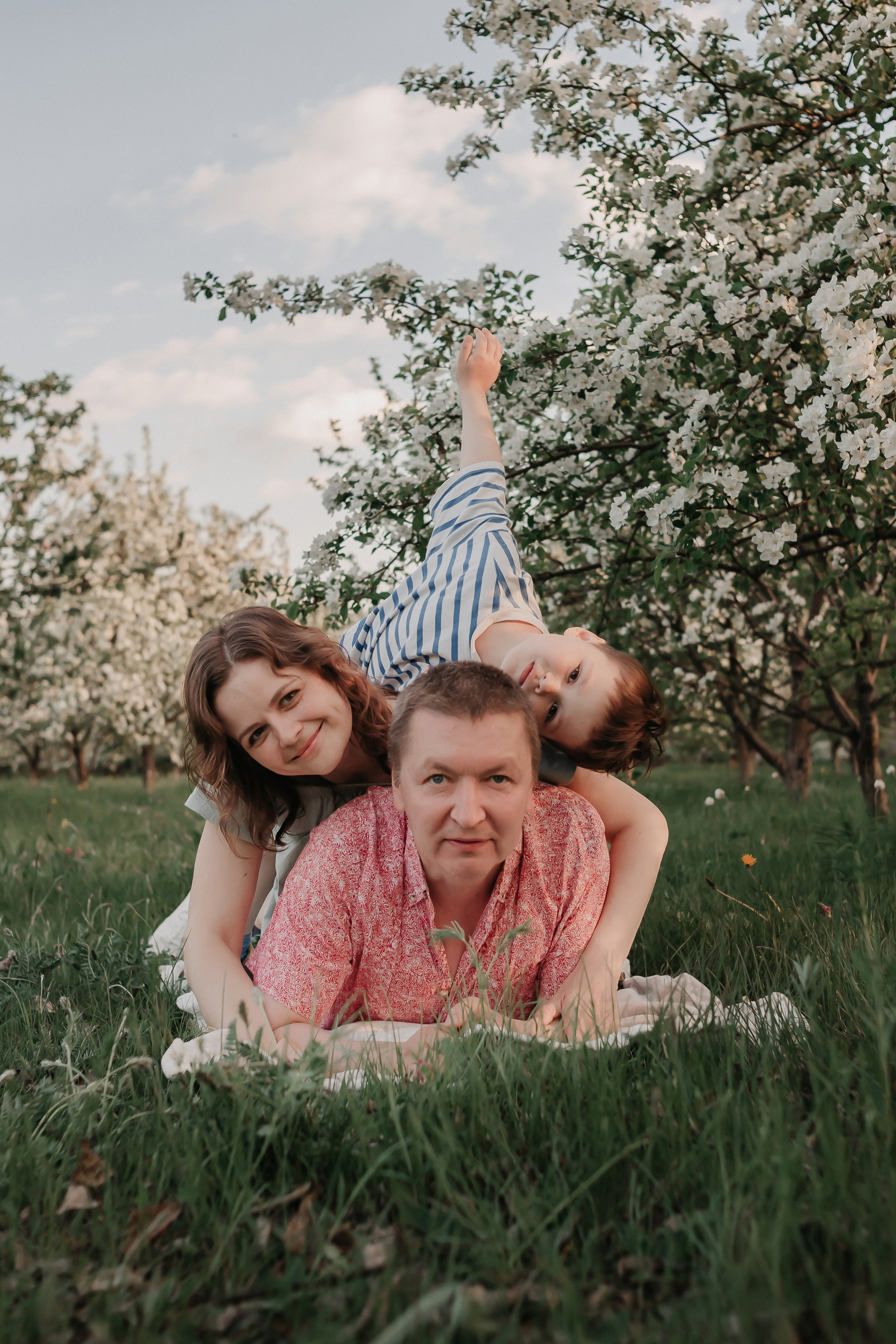 Евгений, Ярослава и Енисей. Цветущий сад. Фотограф Регина Крикунова г. Красноярск