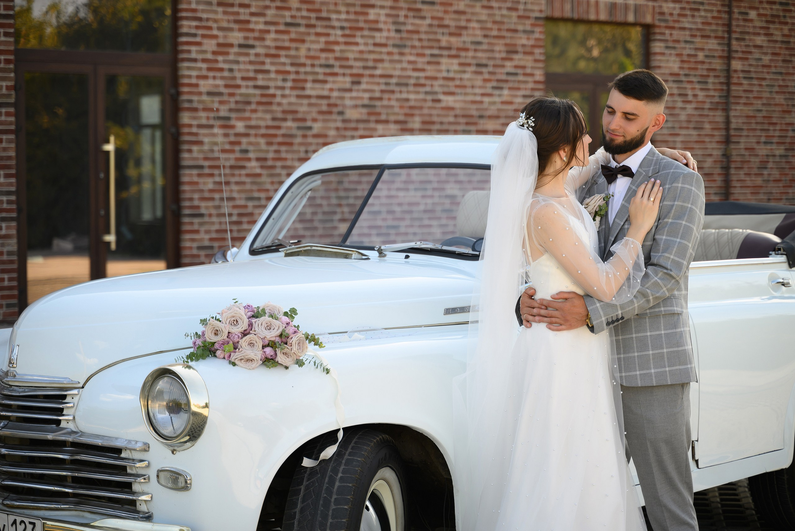 Свадебная фотосессия с ретро-авто.