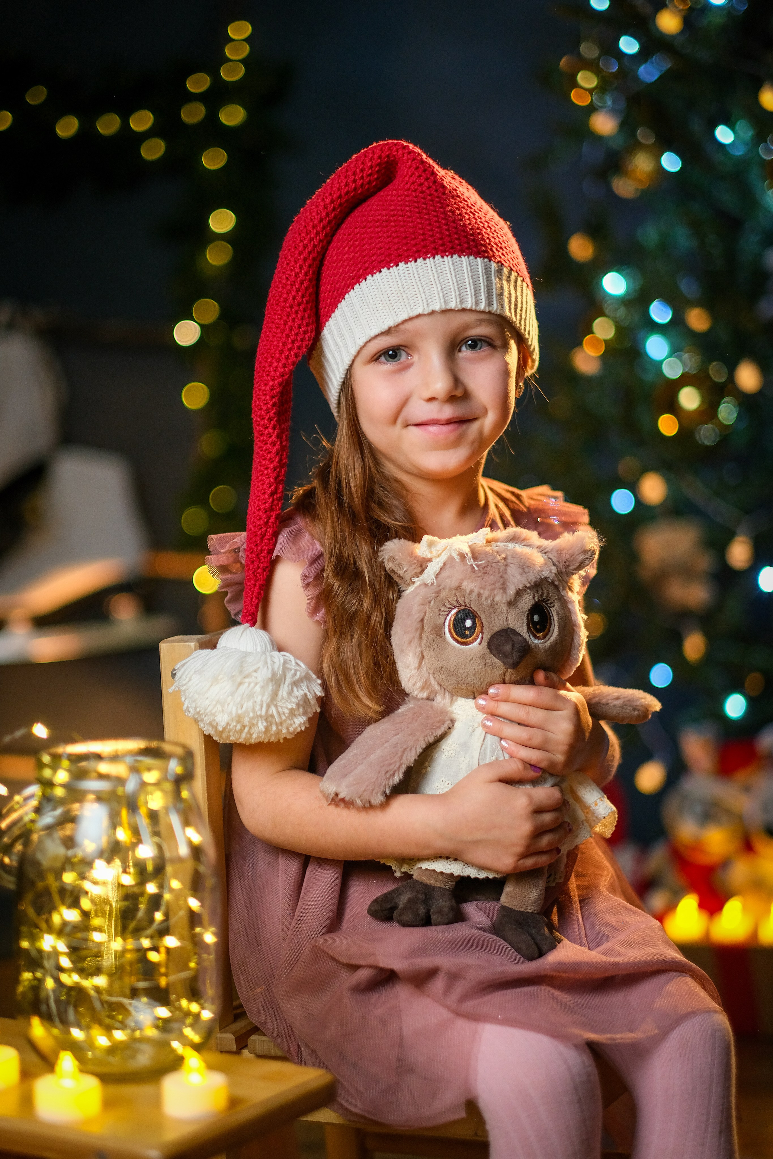 Девочка в новогоднем декоре