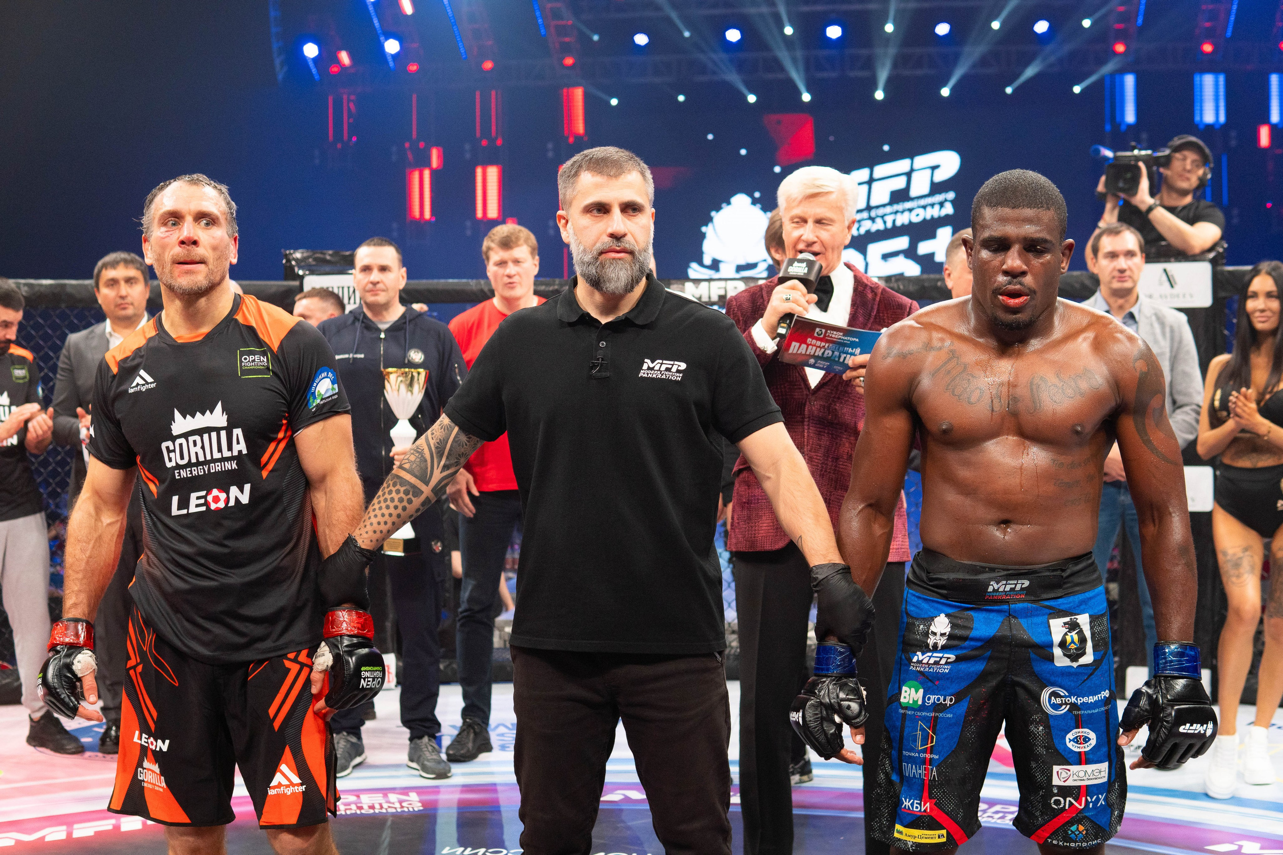 Спортивный и репортажный фотограф в Хабаровске Дергачев Дмитрий запечатлел фото бойцов  после боя , спортсменов на соревнованиях по панкратиону