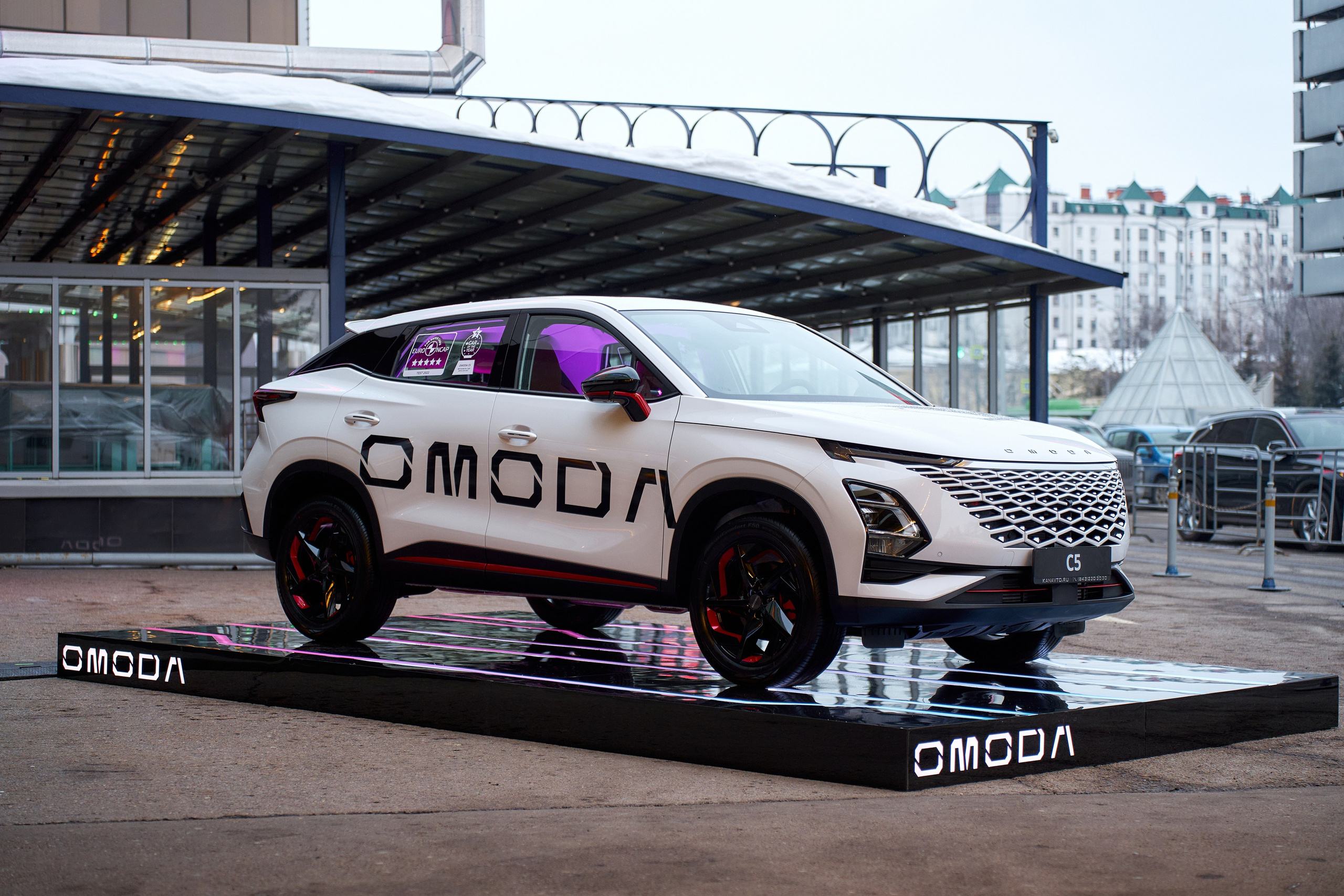 Автомобиль OMODA на светящейся платформе у Корстон Казань