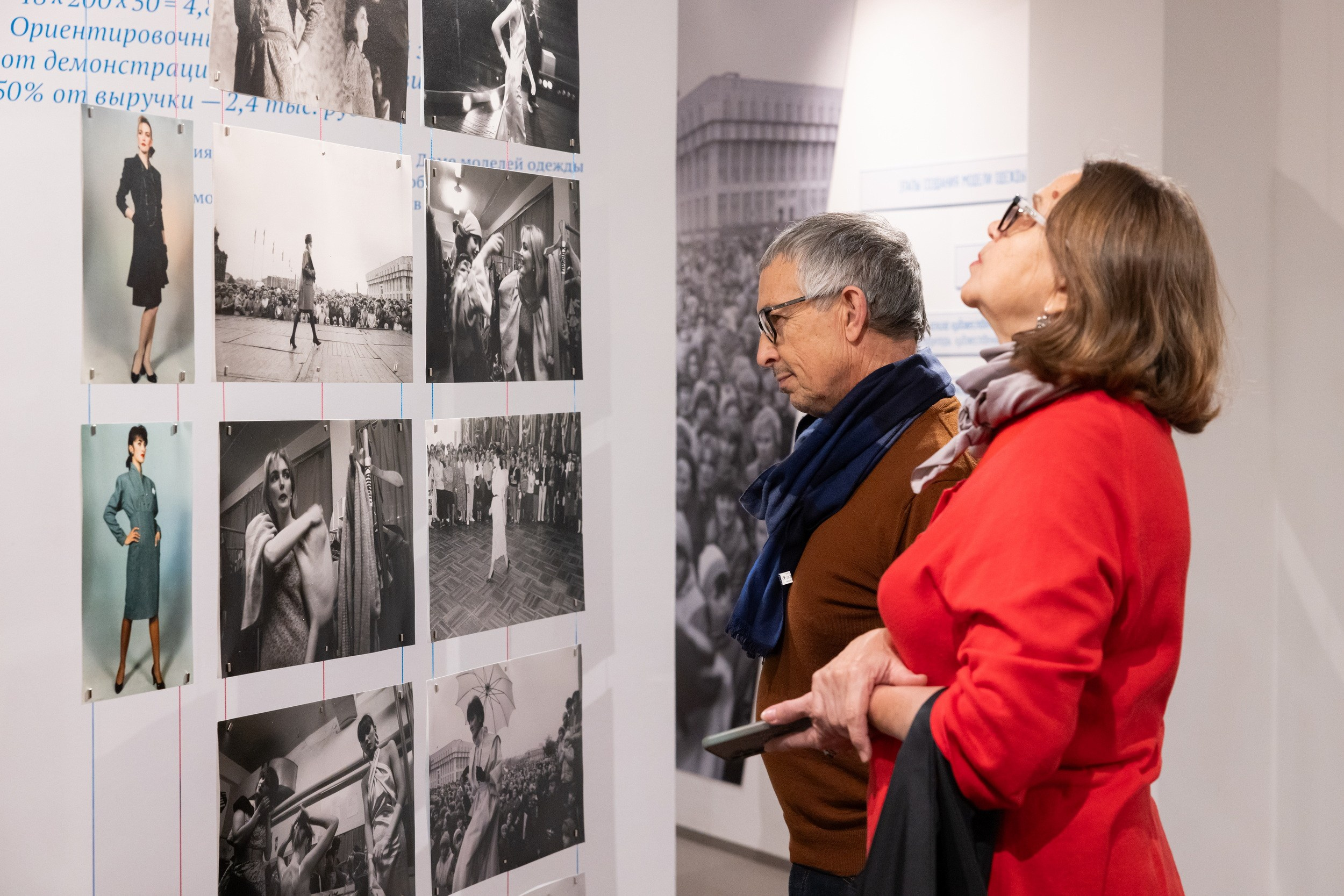 Вернисаж выставки «Между строчками. Швейное мастерство и модная индустрия в Туле 1970-1990-х» в Доме Крафта (28 ноября 2025). Репортажный фотограф Алексей Пирязев