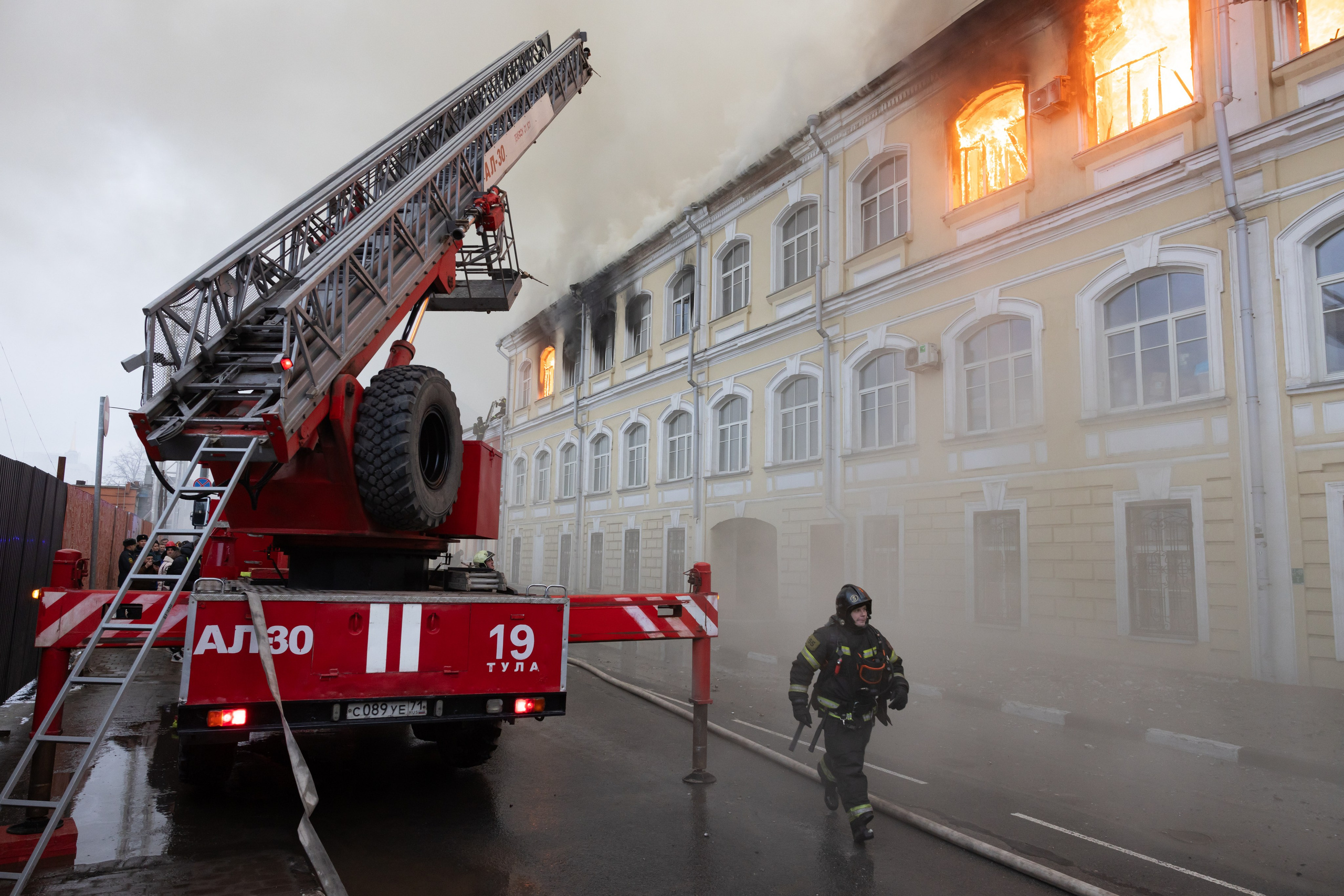 Пожар на ул. Советская 15 (13 января 2025). Репортажный фотограф Алексей Пирязев