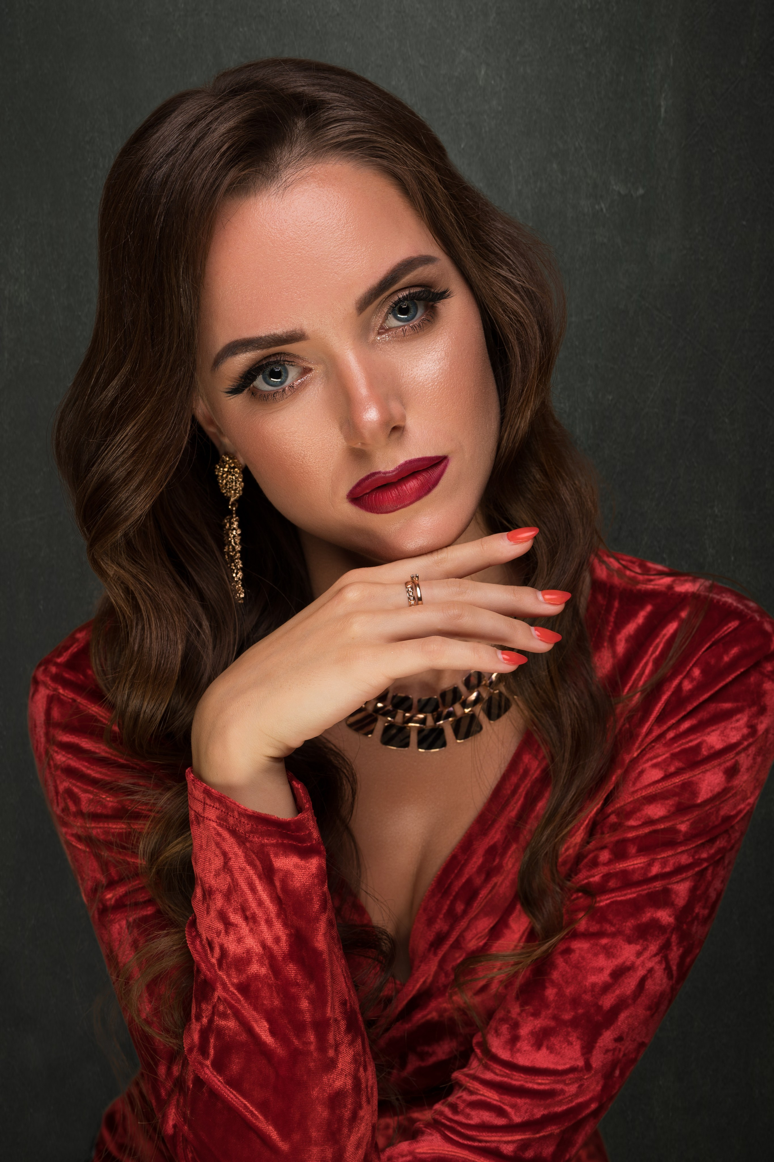 Студийная съемка с Екатериной в красном платье для «себя»