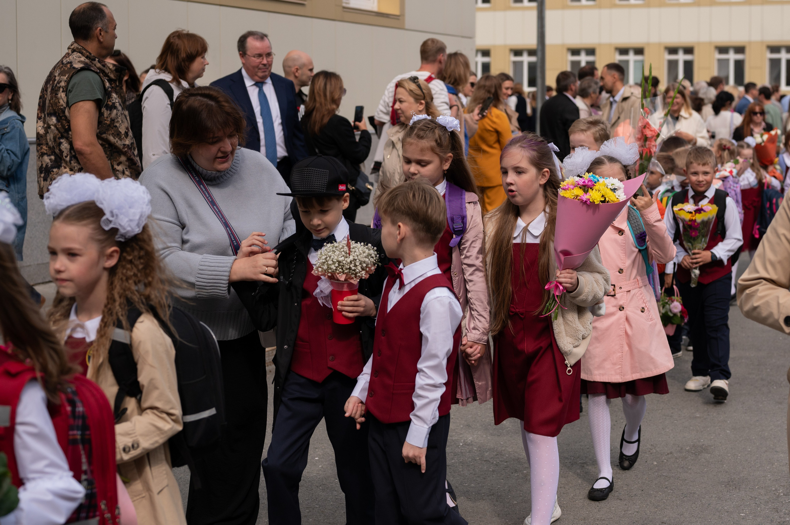 1 сентября 16 гимназия 2 класс (линейка + в классе+ на улице). Фотограф новорожденных, семейный детский в Тюмени Татьяна Морозова