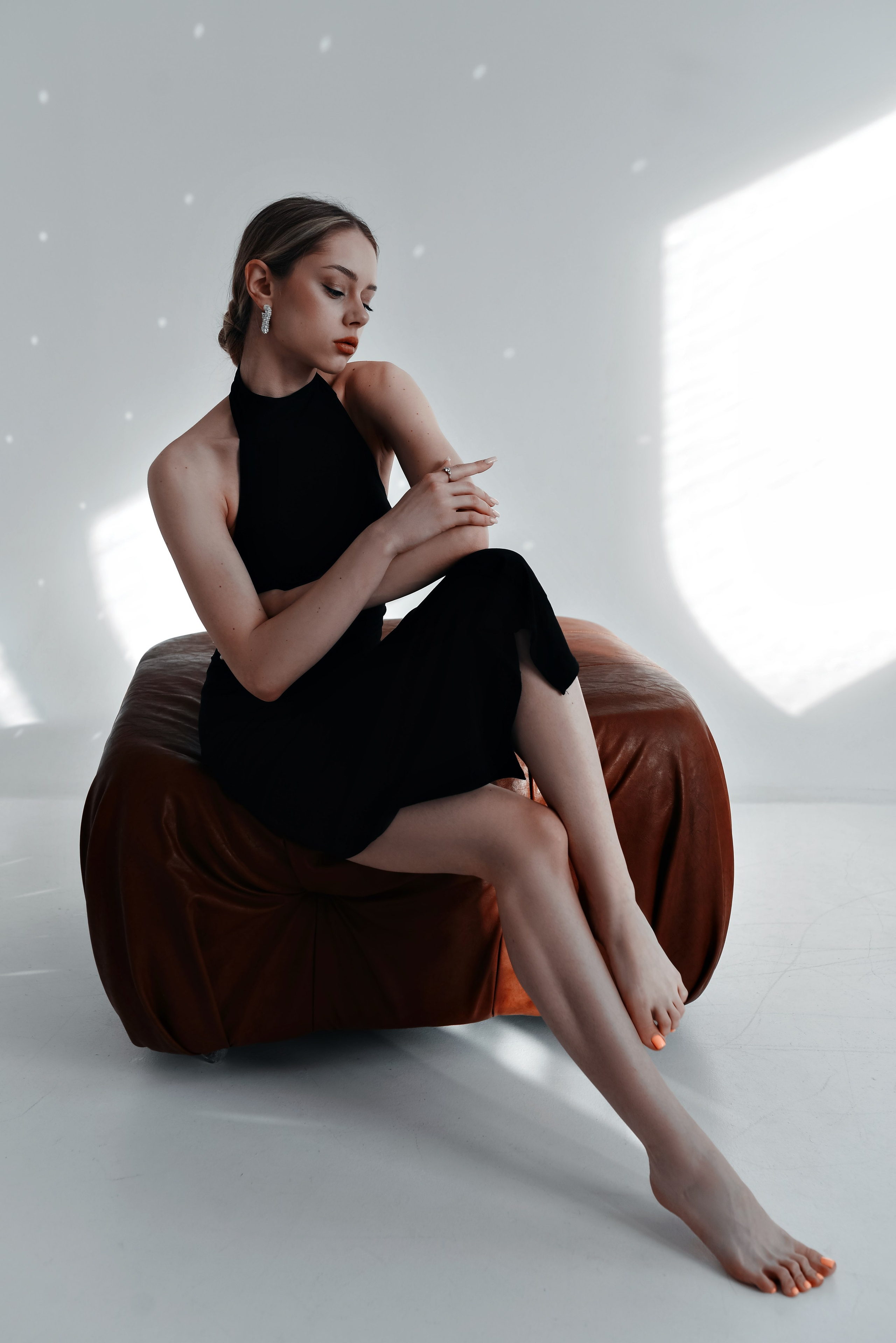 Фотография Сергея Томашева: Девушка позирует в студии с акцентом на линиях тела