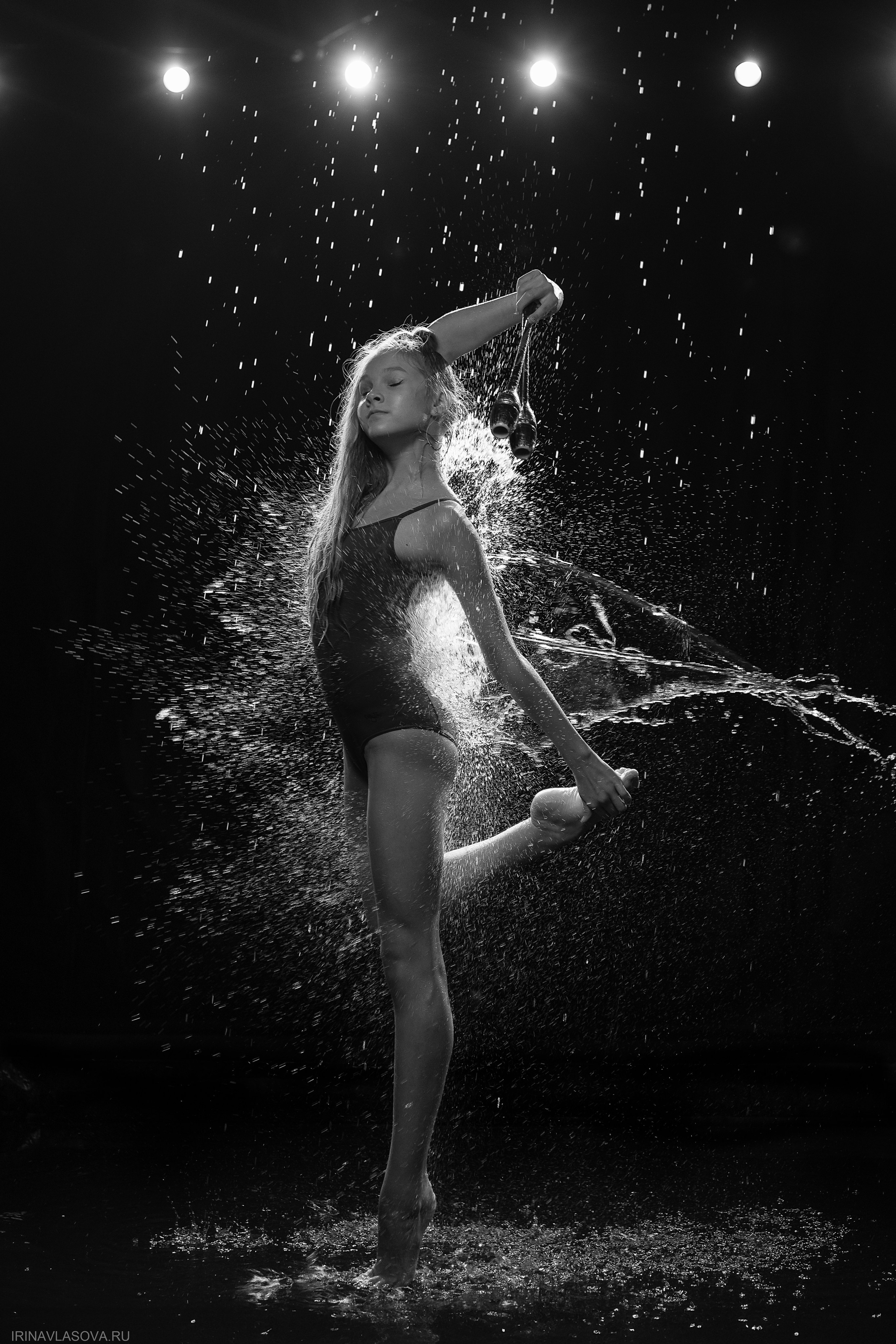 аква фотосессия с водой в студии для танцоров и спортсменов