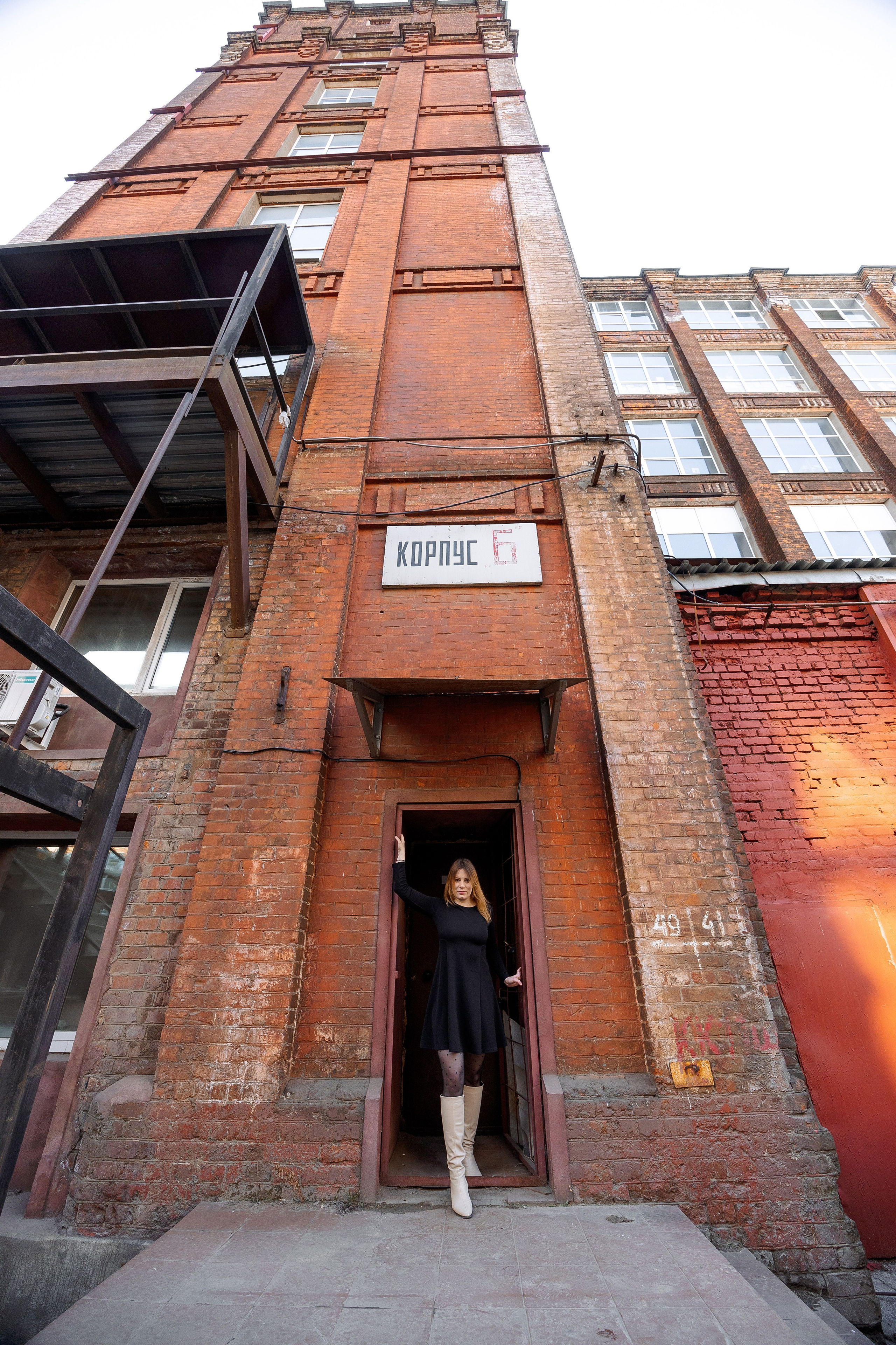 Настя на территории завода «Зингер». Александр Антонов. Профессиональный свадебный, репортажный фотограф в Москве, Подольске. Фото+Видео на любой праздник