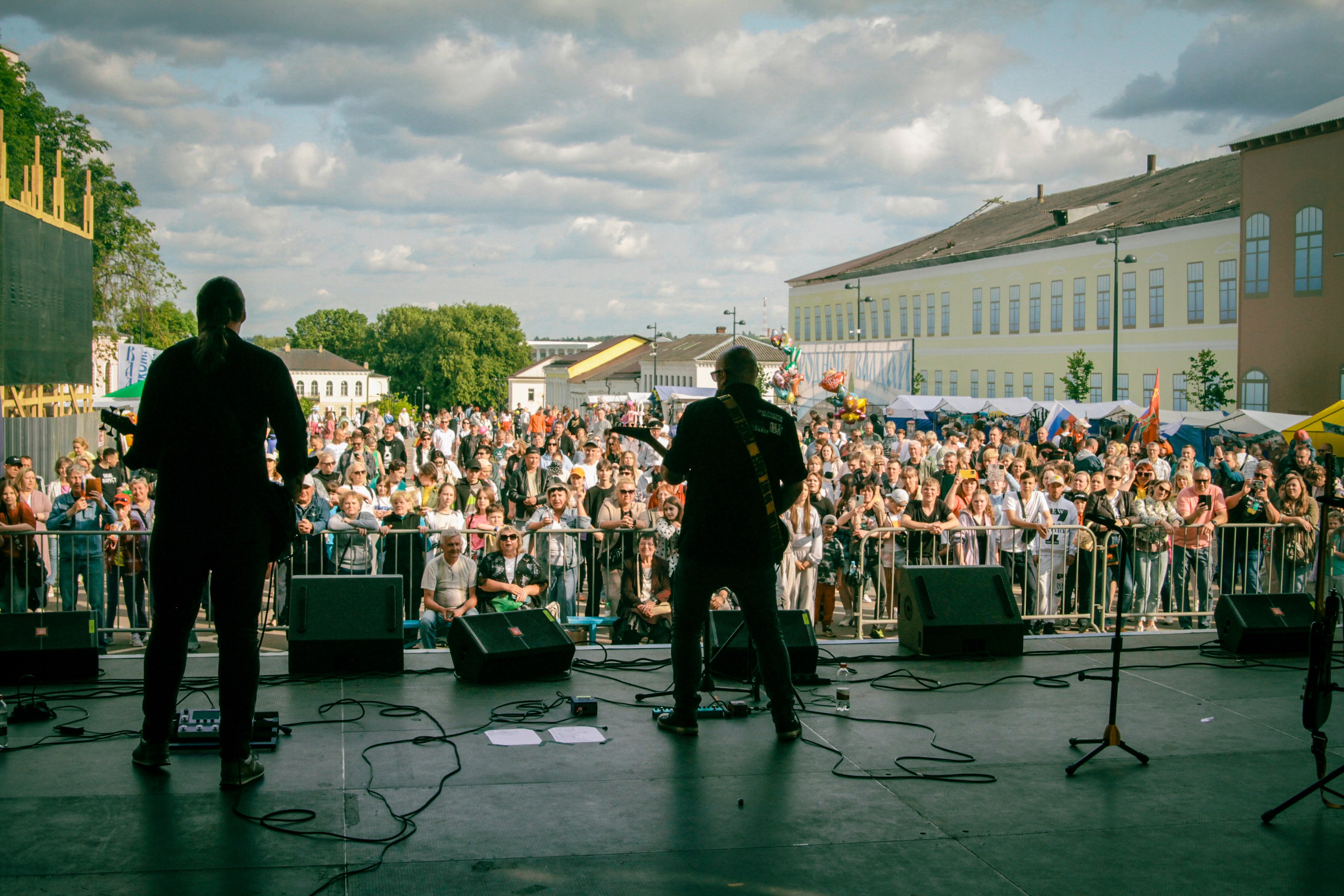 атмосфера празднования дня города Валдай во время выступления кавер-круппы "Коты Band" 