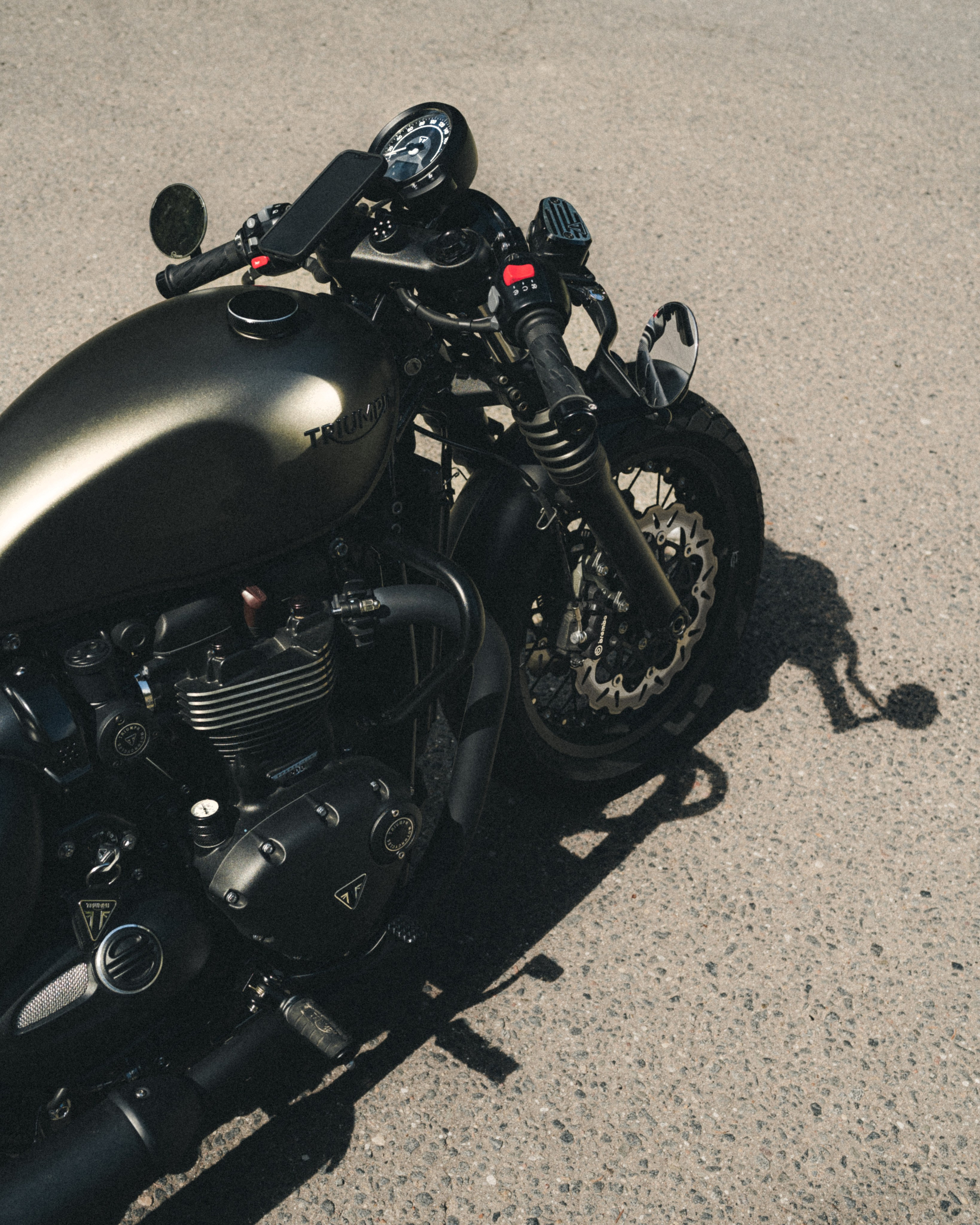 Портретная фотосессия с мотоциклом Triumph Bobber 1200. Фотограф Илья К. в Москве