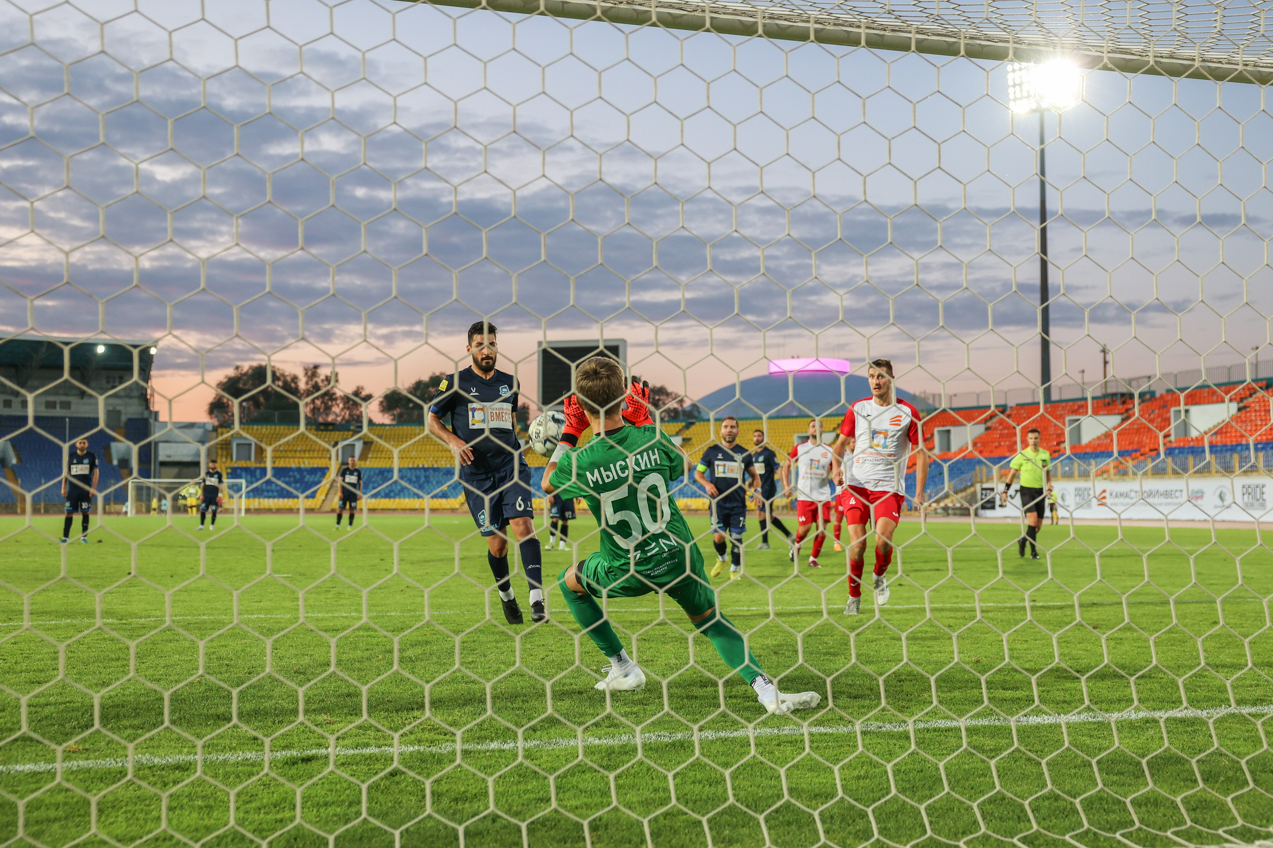 Благотворительный футбольный матч Друзья Бурмистрова vs ФК Fight Nights. Спортивный репортажный фотограф Казань Нафис Сиразетдинов