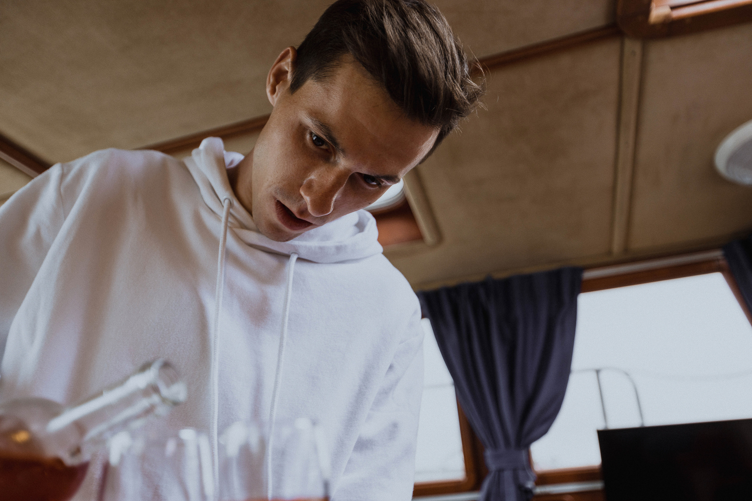 «а дома нельзя было остаться?»