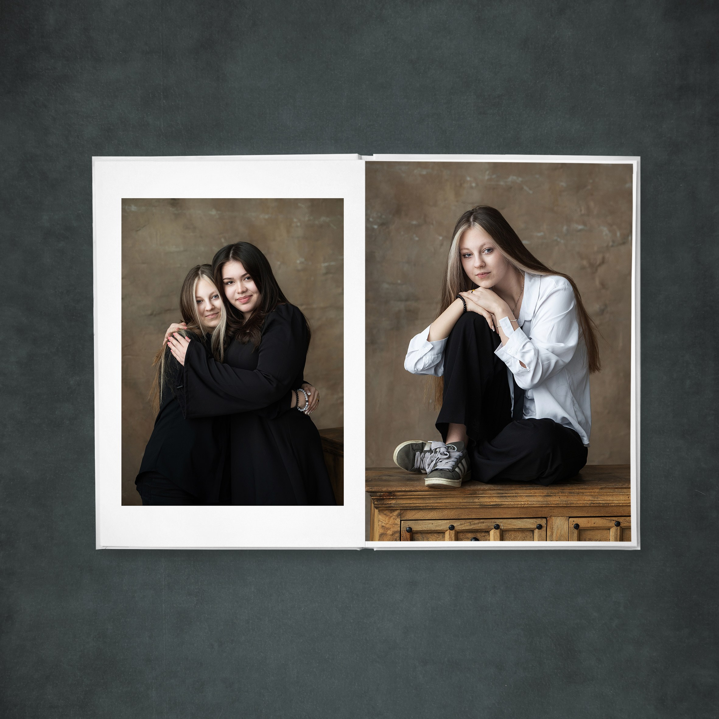 Разворот с двумя портретами: совместное фото с подругой и индивидуальный кадр.