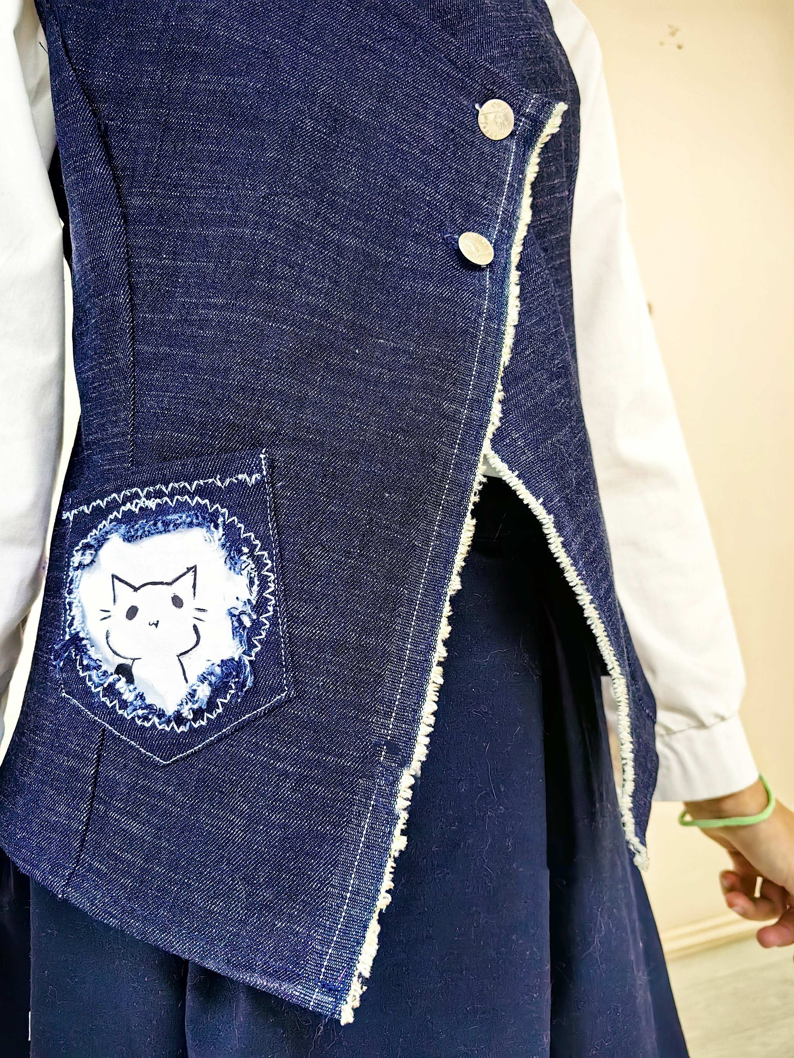 Дизайнерские жилетки из джинсы с декором в технике синель, росписью ткани, вышивка. Шьют дети. Владивосток. Школа для девочек во Владивостоке — Само Совершенство