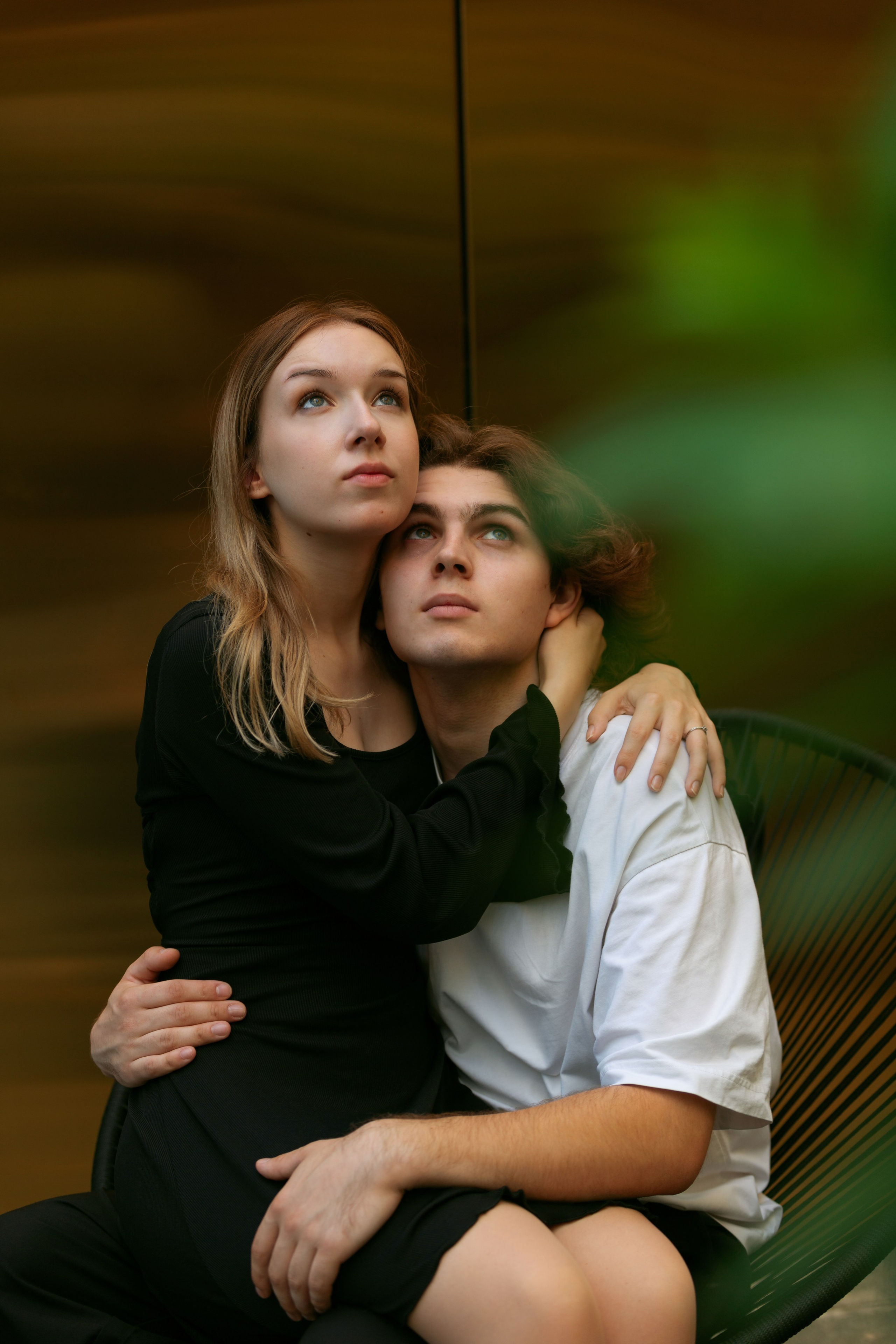 Девушка обнимает парня — парная фотосессия в центре Москвы