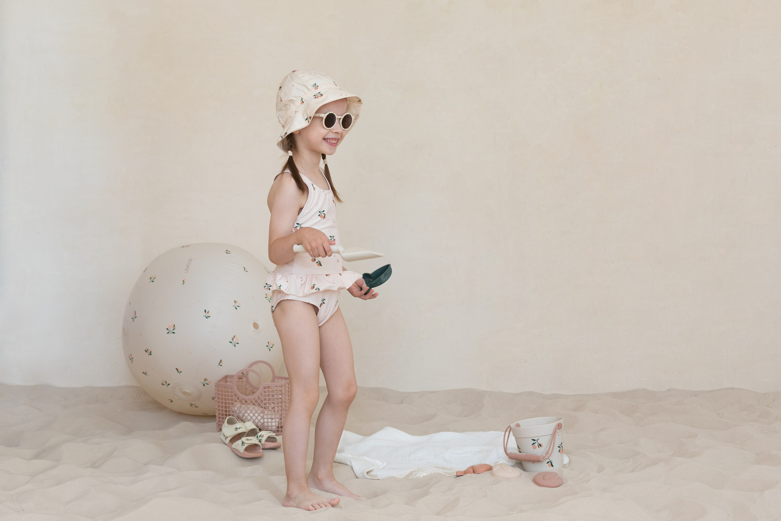 Фотосессия в песке для детского бренда. Детский и контент фотограф Надя Волкова Санкт-Петербург