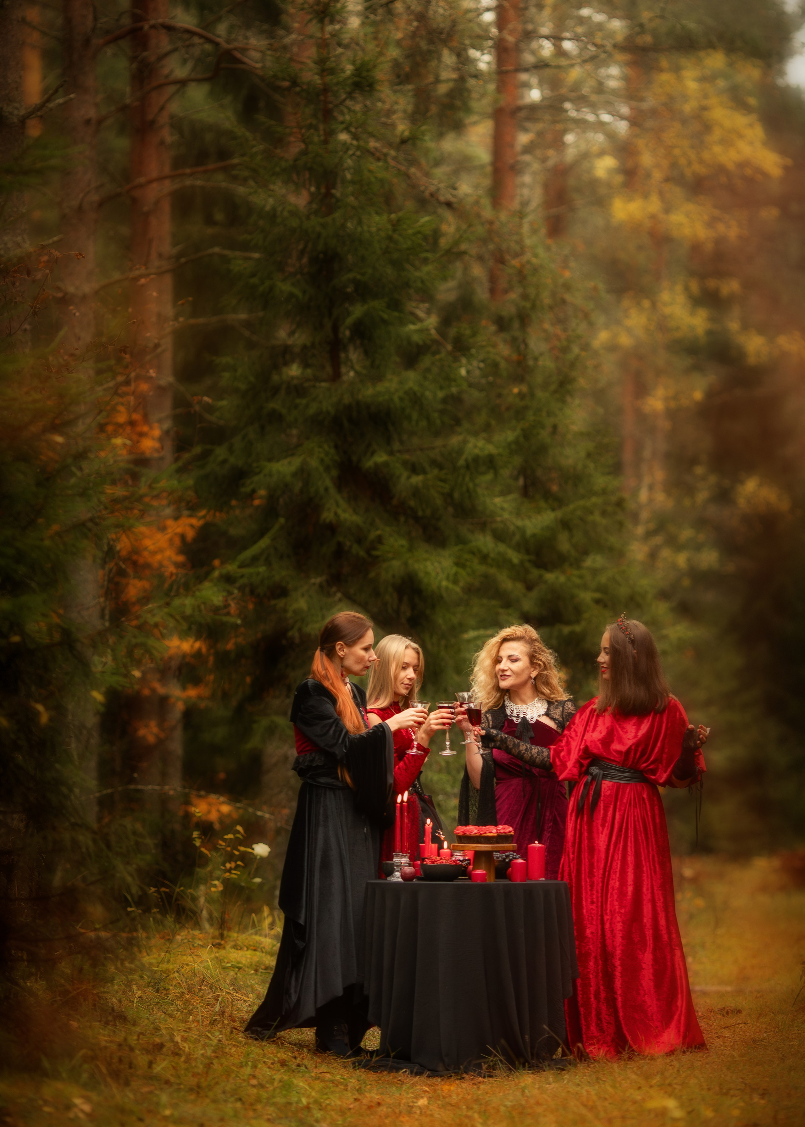 Фотопроект «Вампиры» — тёмная эстетика, осень и красный свет. Фотограф Анна Грошикова — авторская съёмка на рассвете и закате в Москве, Мытищах, Солнечногорске и Московской области