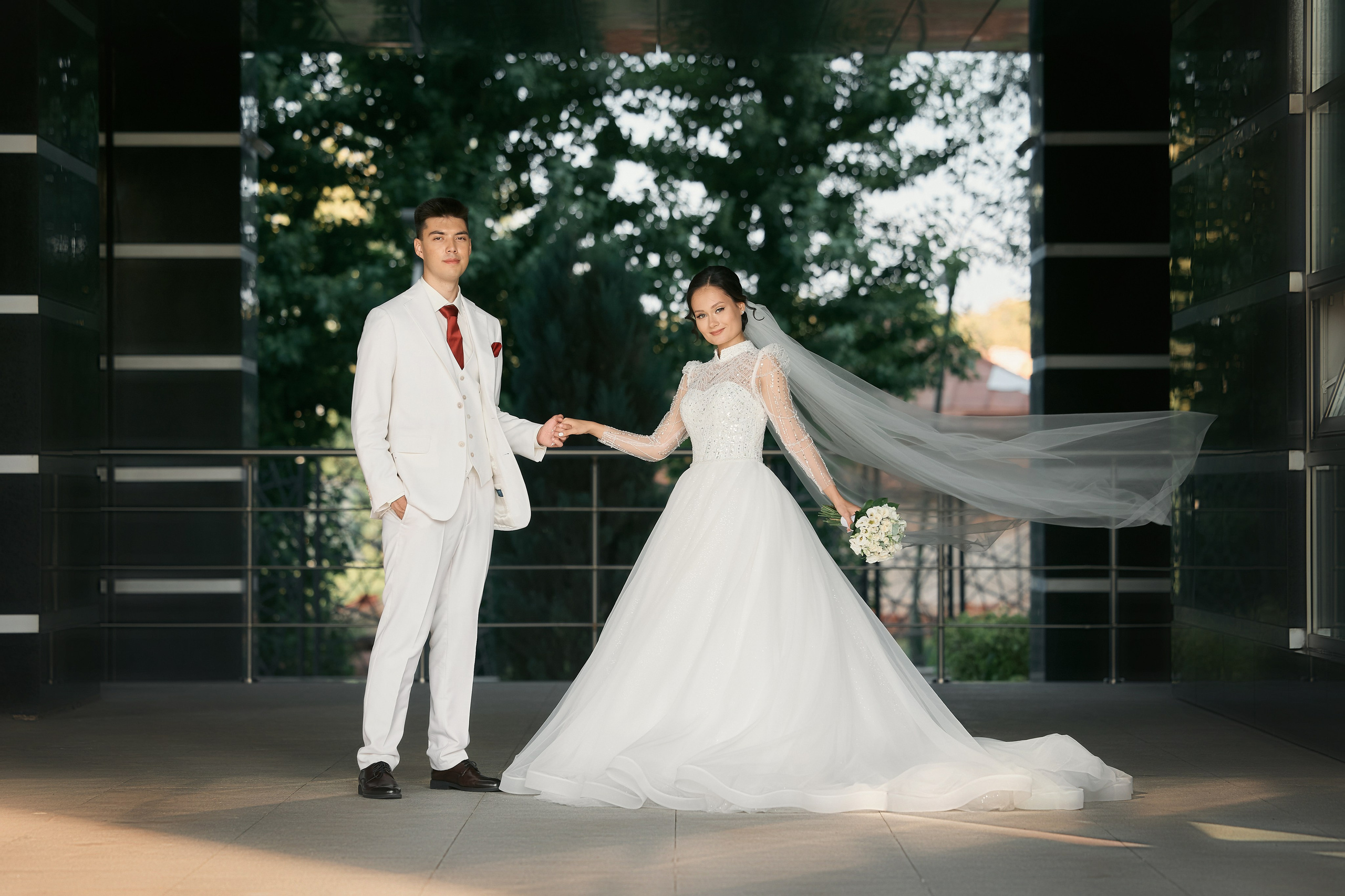 Аяз и Аделя. Свадебная фотосессия душевной пары в белых одеяниях на белых одеялах…. Мое имя Раиль. Я репортажный фотограф в Казани, так же мой любимый жанр — свадебный фотограф