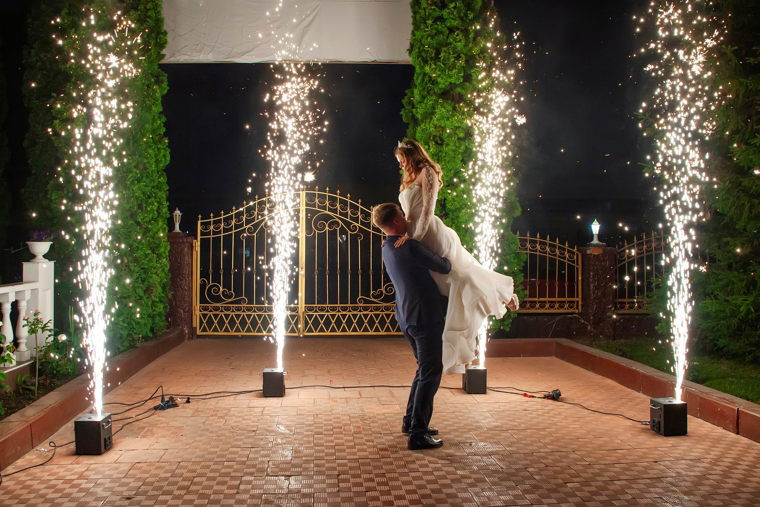 Жених с невестой на фоне холодных фонтанов - окончание свадебной съёмки