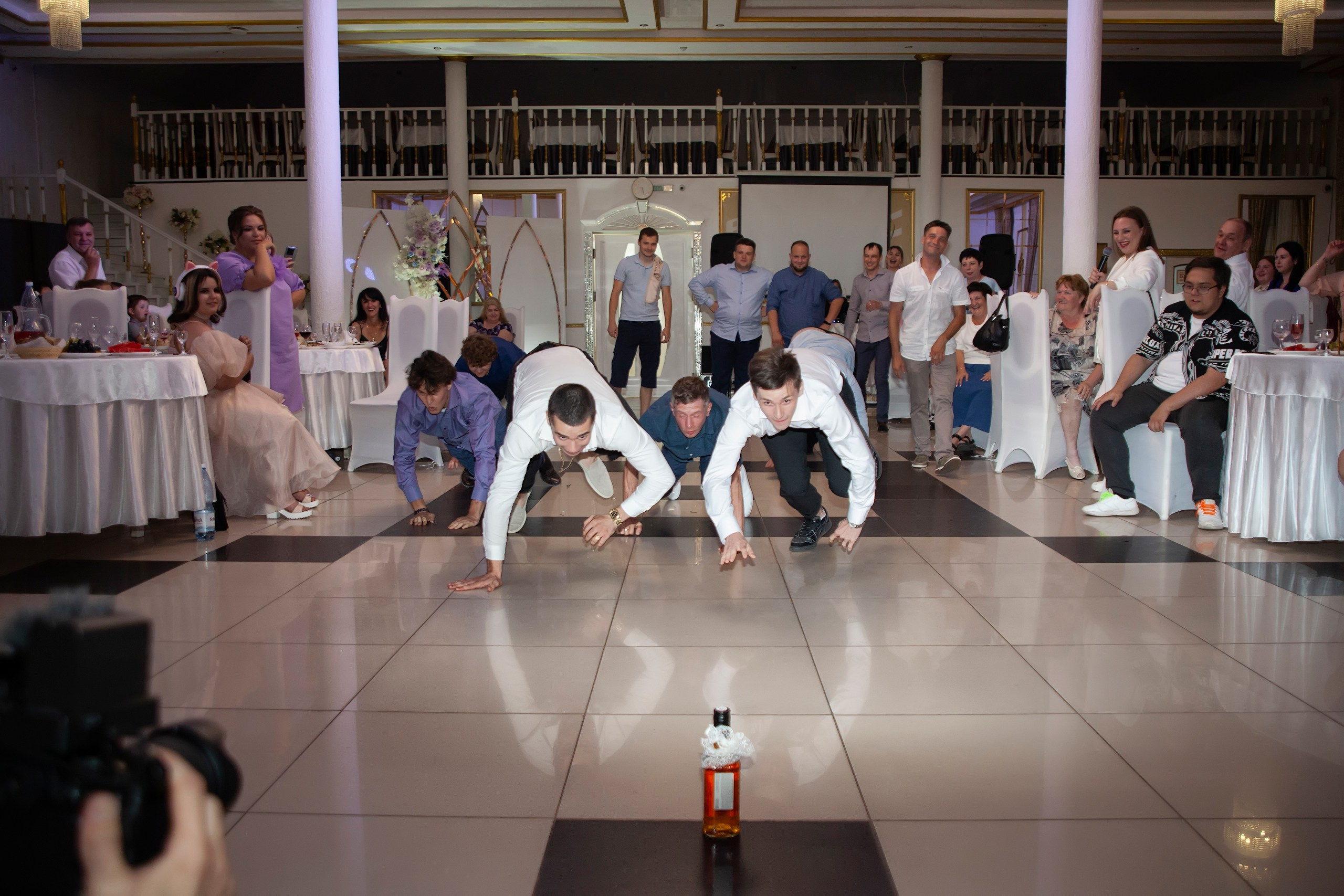 Борьба за подвязку невесты на свадебном банкете