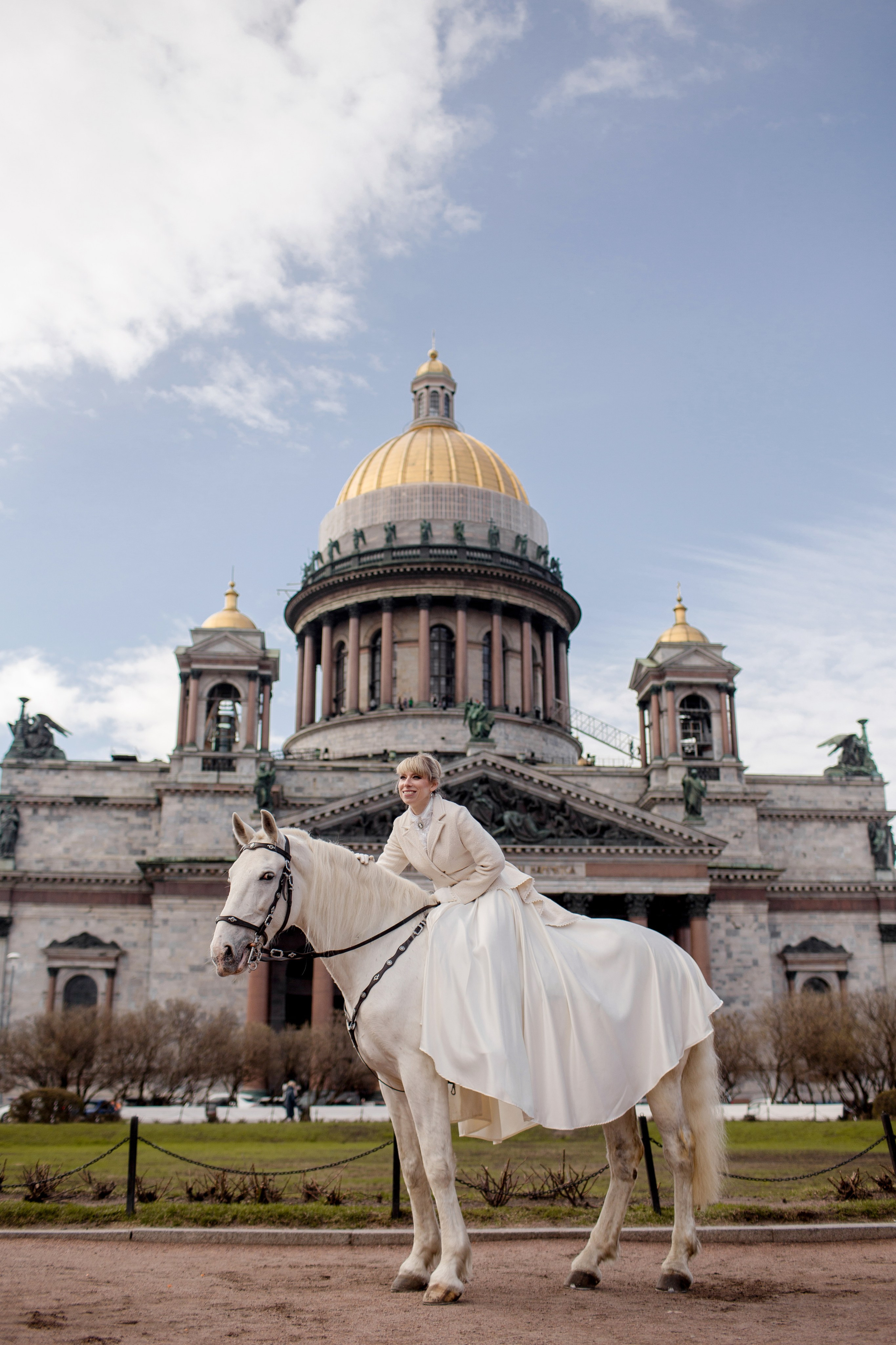Фотосессия с лошадью у Исаакиевского собора