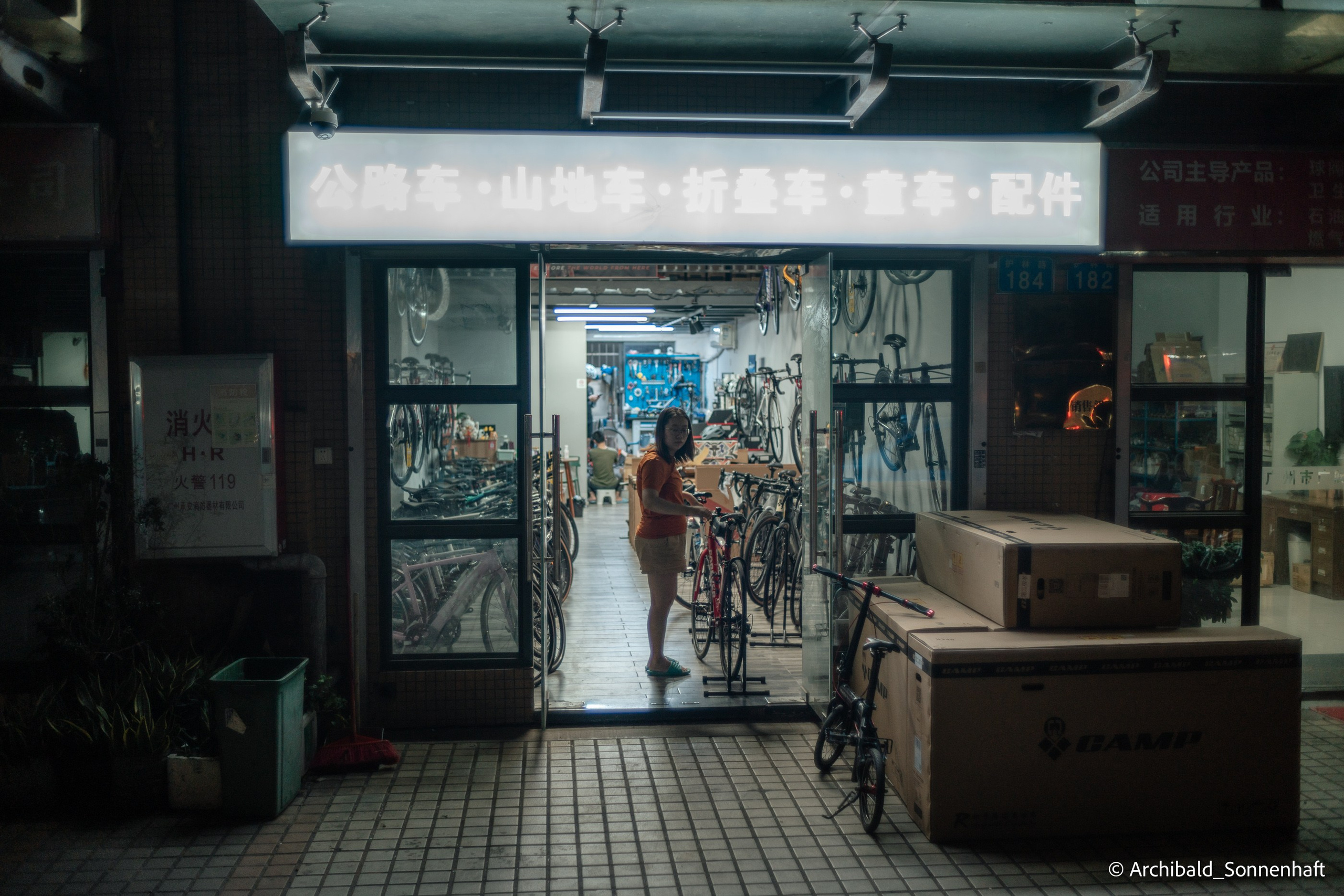 The first time on a road bike. Photographer in Guangzhou, China. Archibald Sonnenhaft