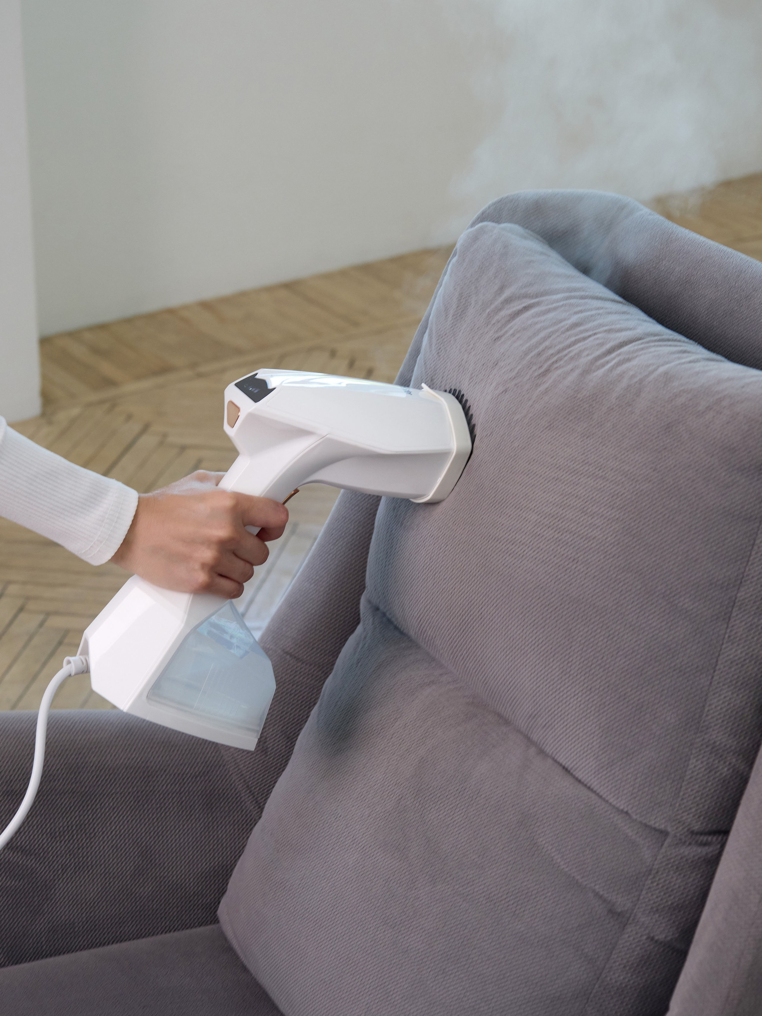 Отпаривание декоративных подушек на диване | Фото для бьюти-блога