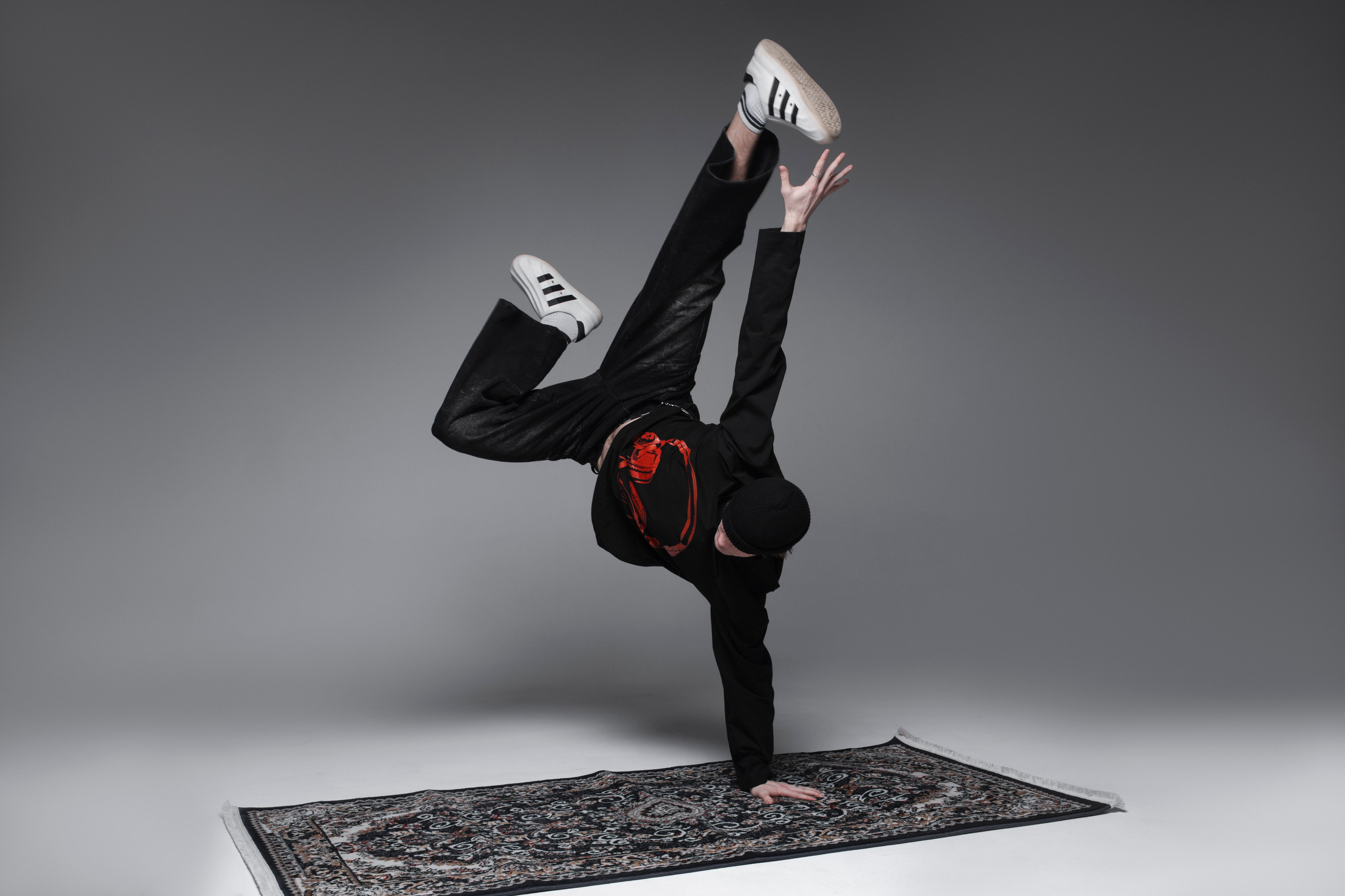 КАТАЛОГ | серый фон. RUNA production — стильные съемки для брендов