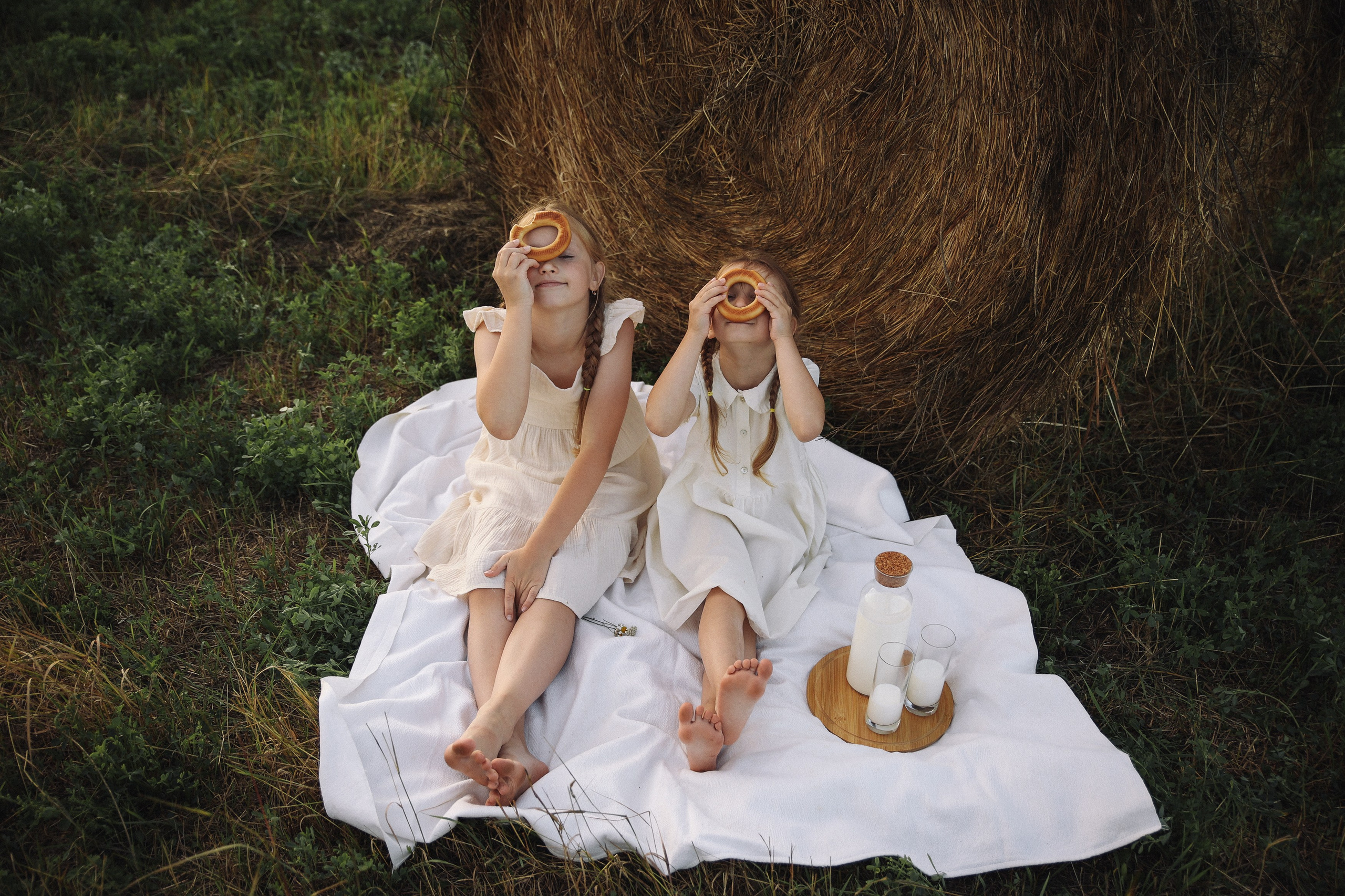 Фотосессия в поле летняя фотосессия в стогах. Фотограф Владимир Москва