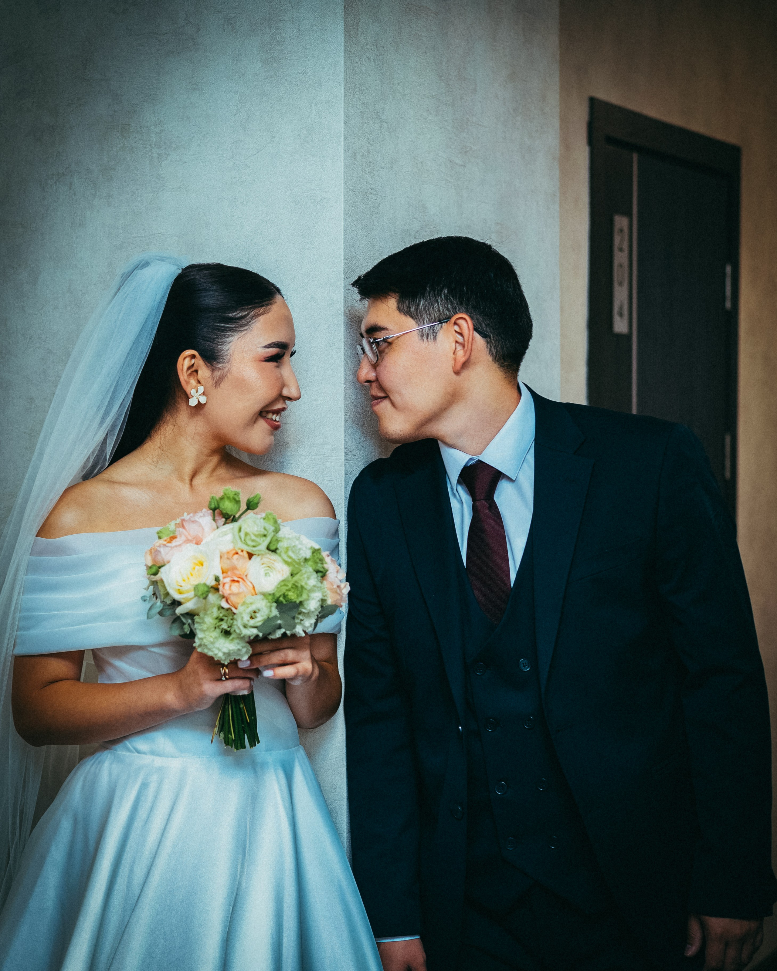 Свадебная фотосессия в Караганде: жених и невеста смотрят друг на друга