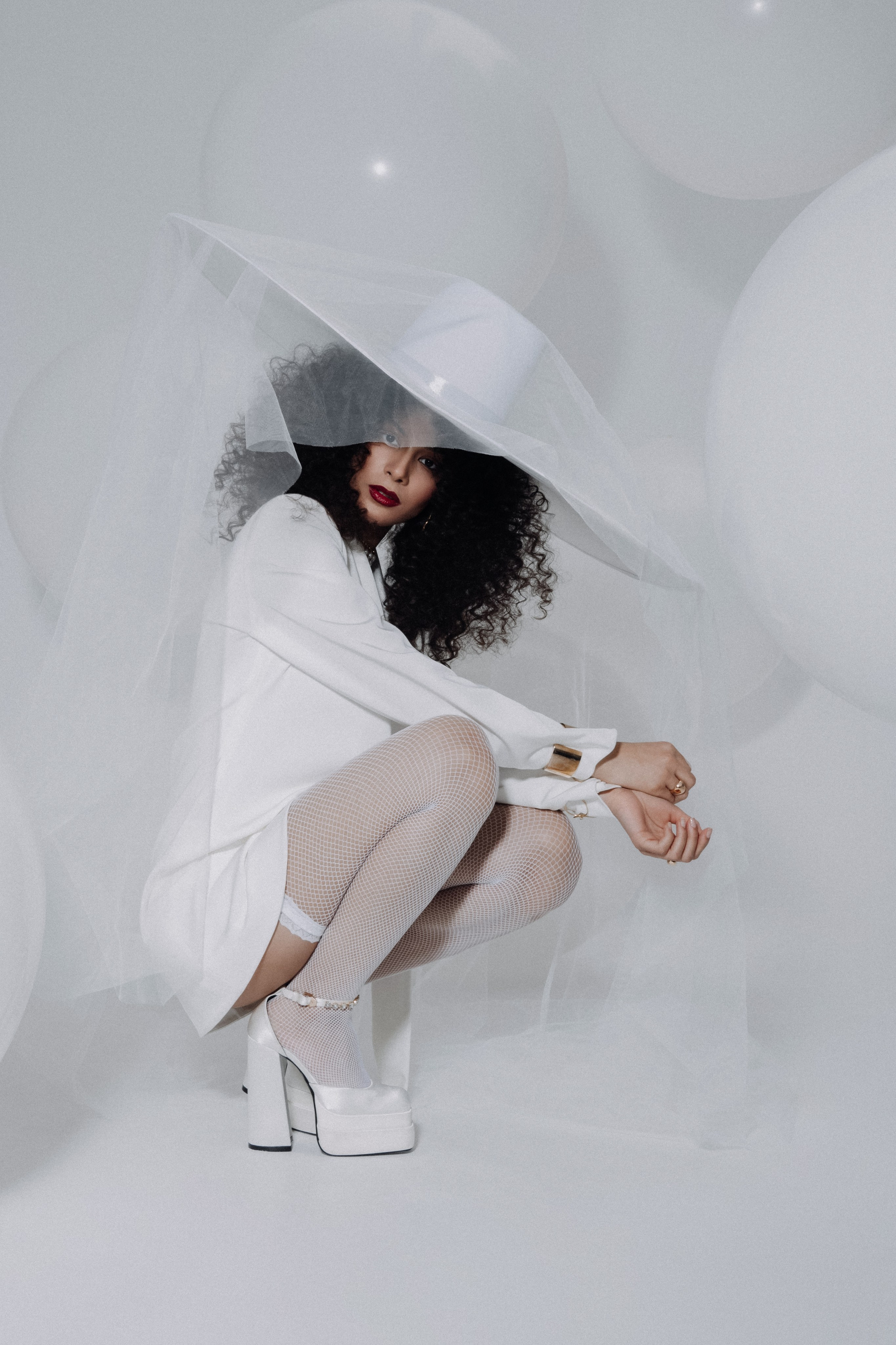 фотосессия в белом на циклораме