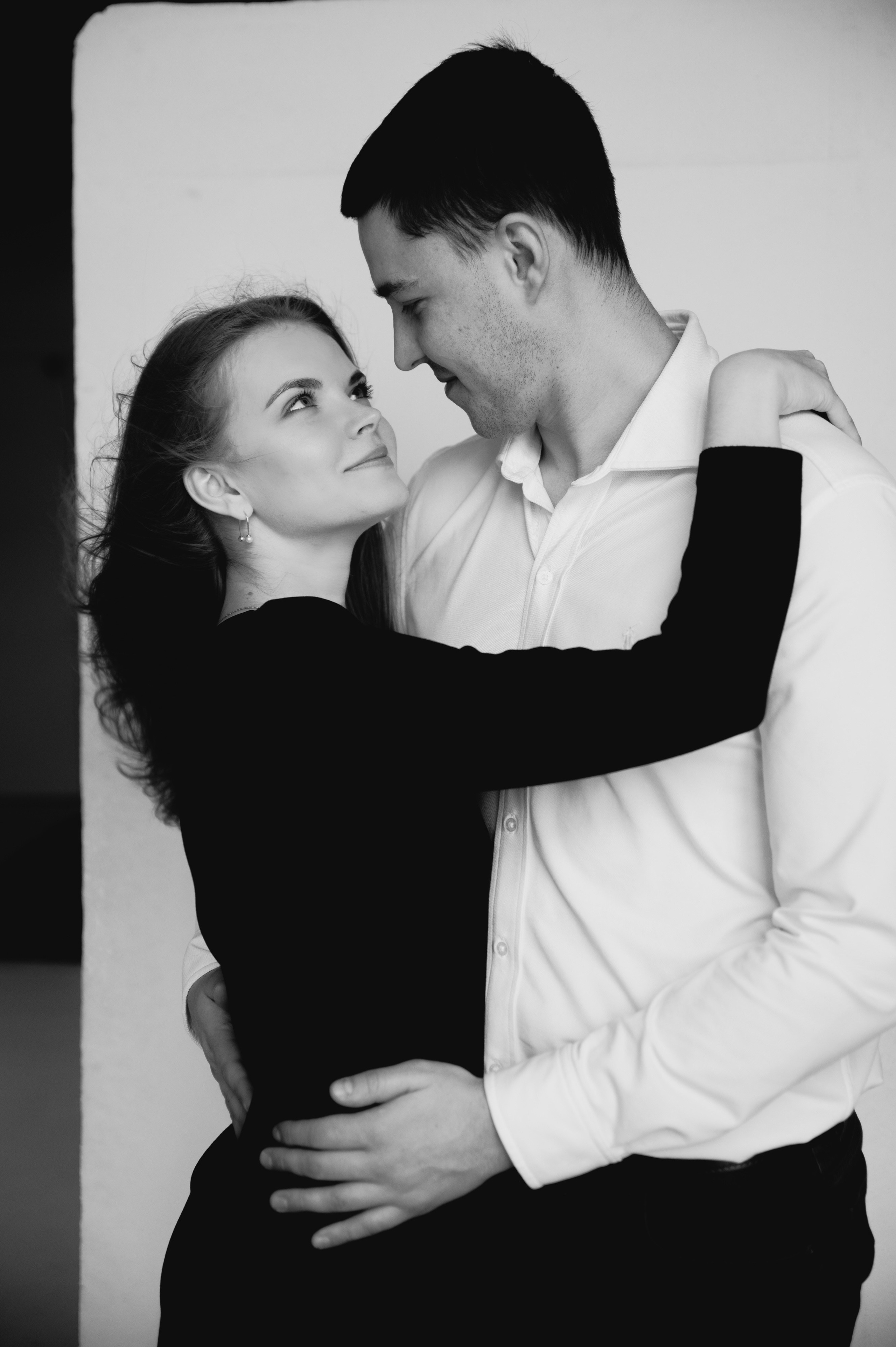 Предсвадебная лавстори в студии в Москве. Свадебный и портретный фотограф в Москве Жердев Даниил