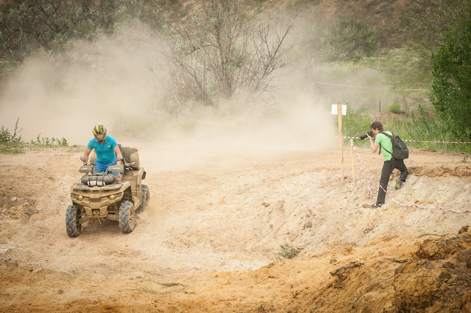 Фотограф снимает гонщика на квадроцикле