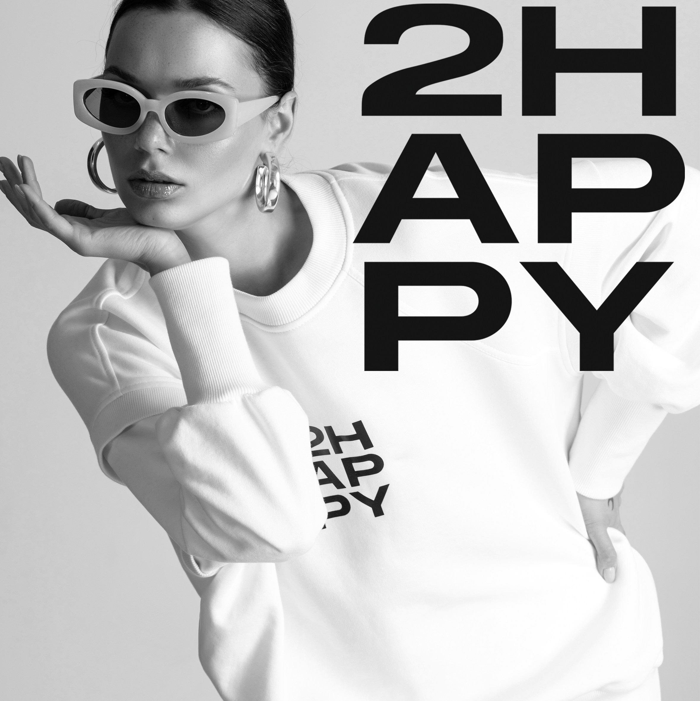 Контентная фотосъёмка одежды в Алматы — модель в очках, бренд 2HAPPY