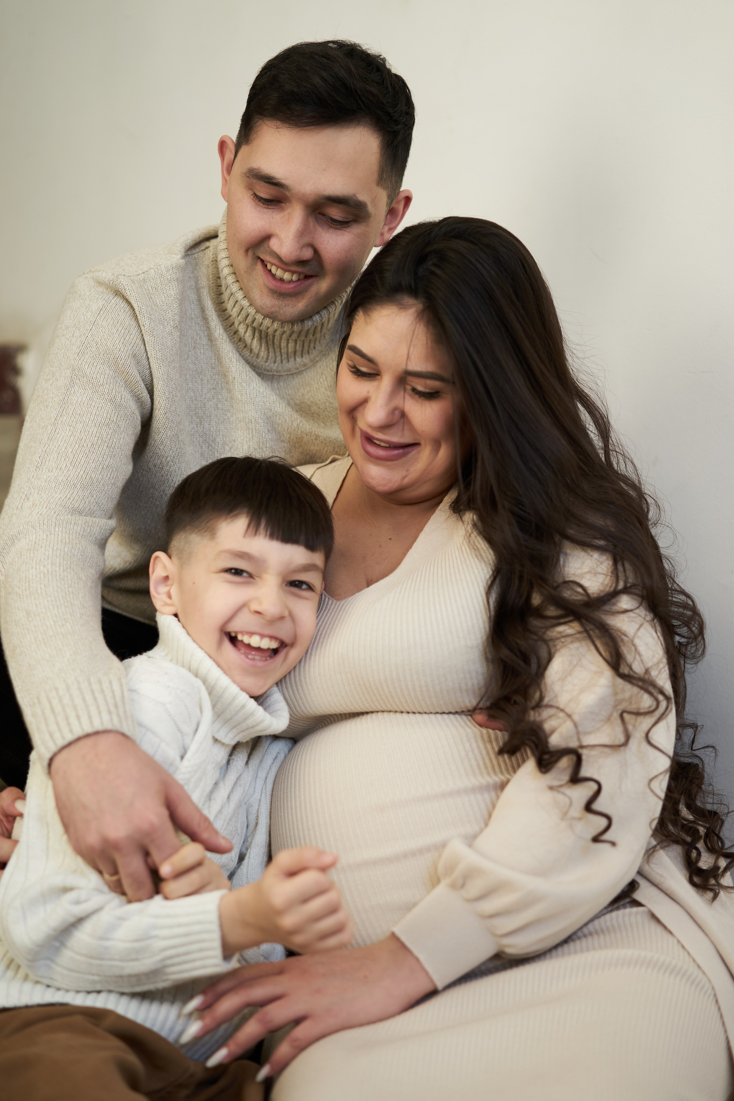 Фотосессия беременной с семьей в студии. Фотограф Екатеринбург Кокшарова Александра