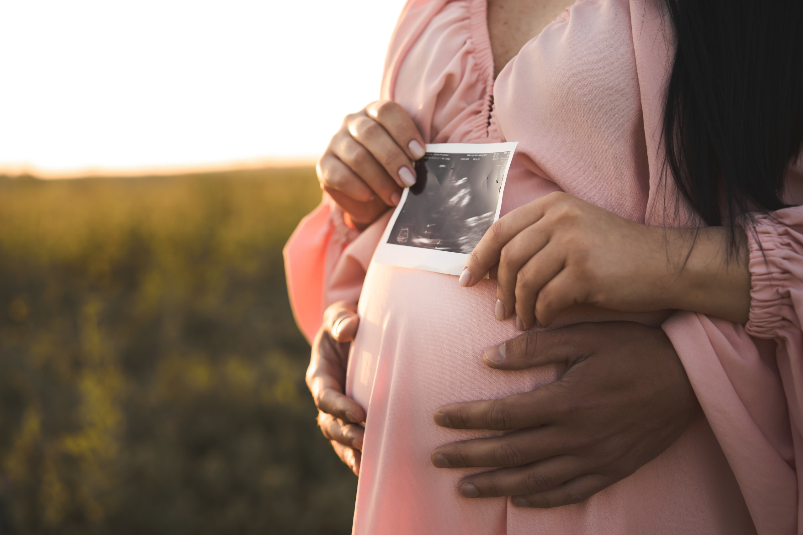 Фотосессия беременная пара в поле на закате😍. Фотограф Екатеринбург Кокшарова Александра