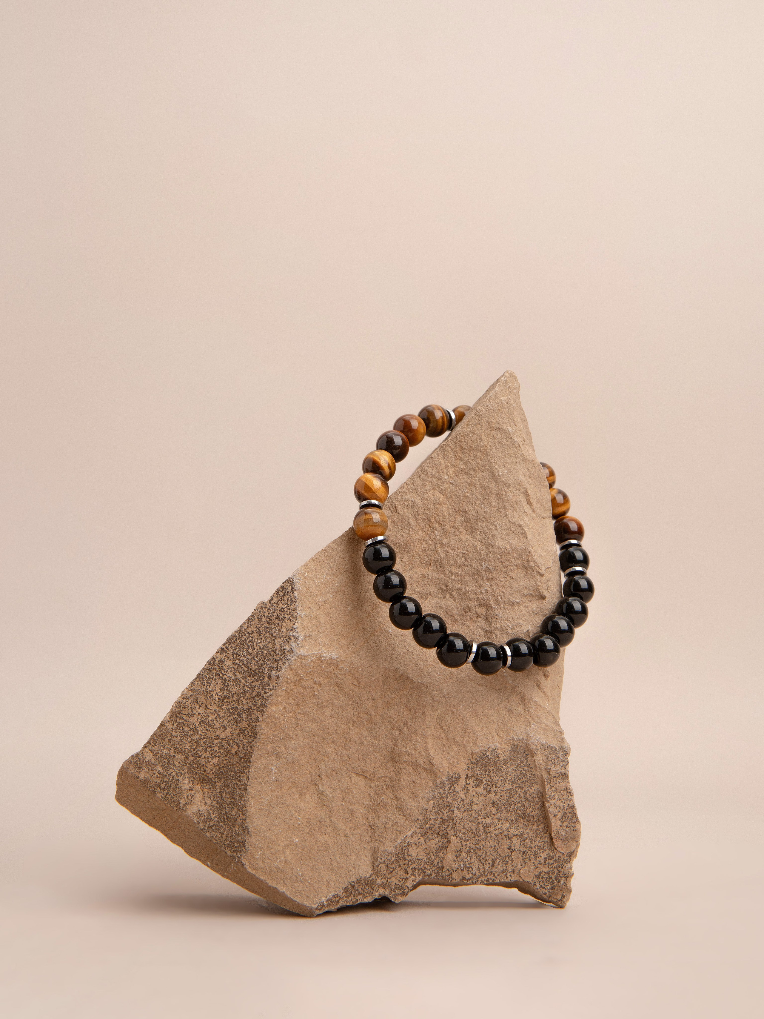 Браслеты ручной работы. Фотостудия предметной и модельной съёмки для маркетплейсов