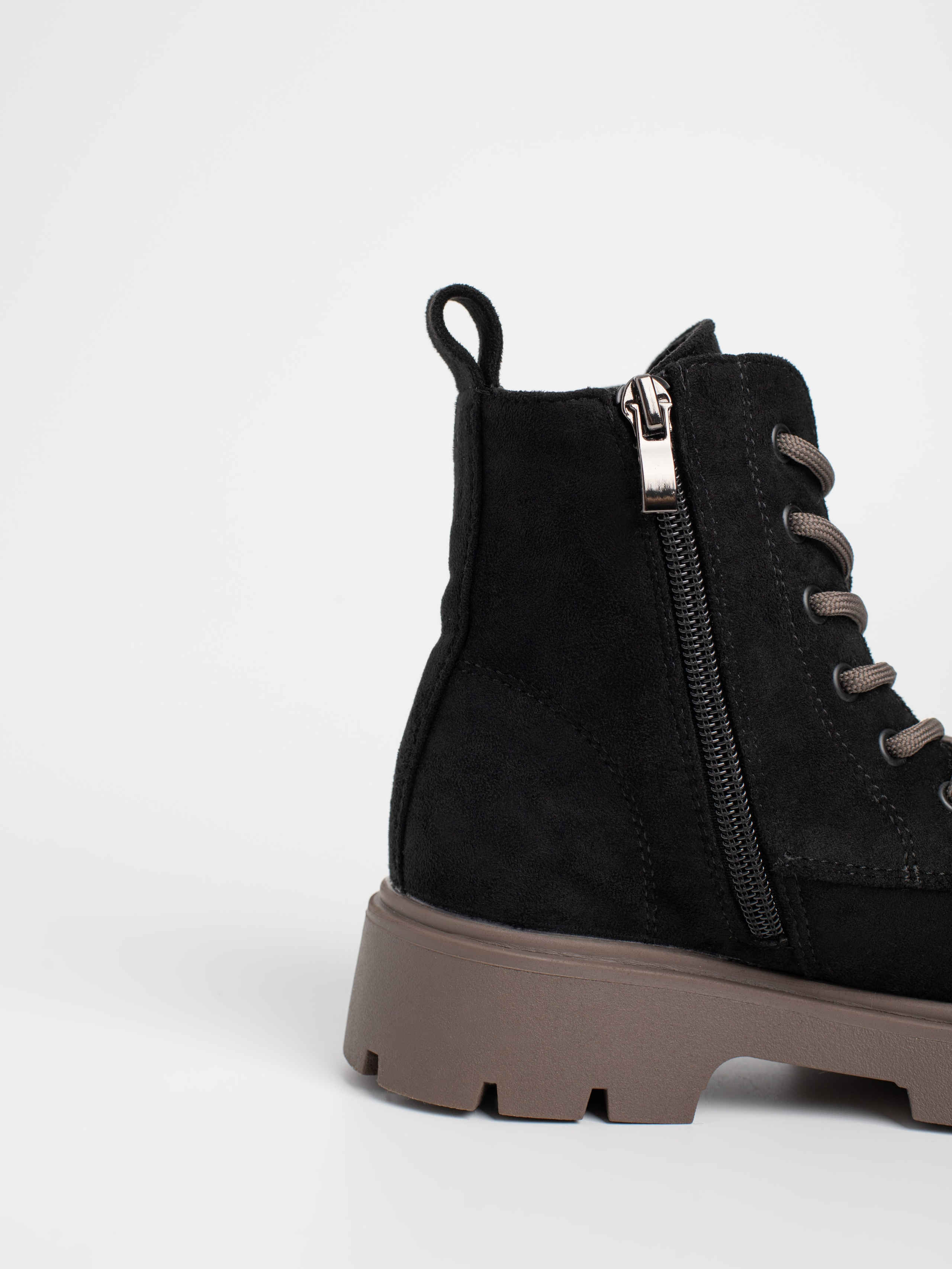 Ботинки для девочки. Фотостудия предметной и модельной съёмки для маркетплейсов