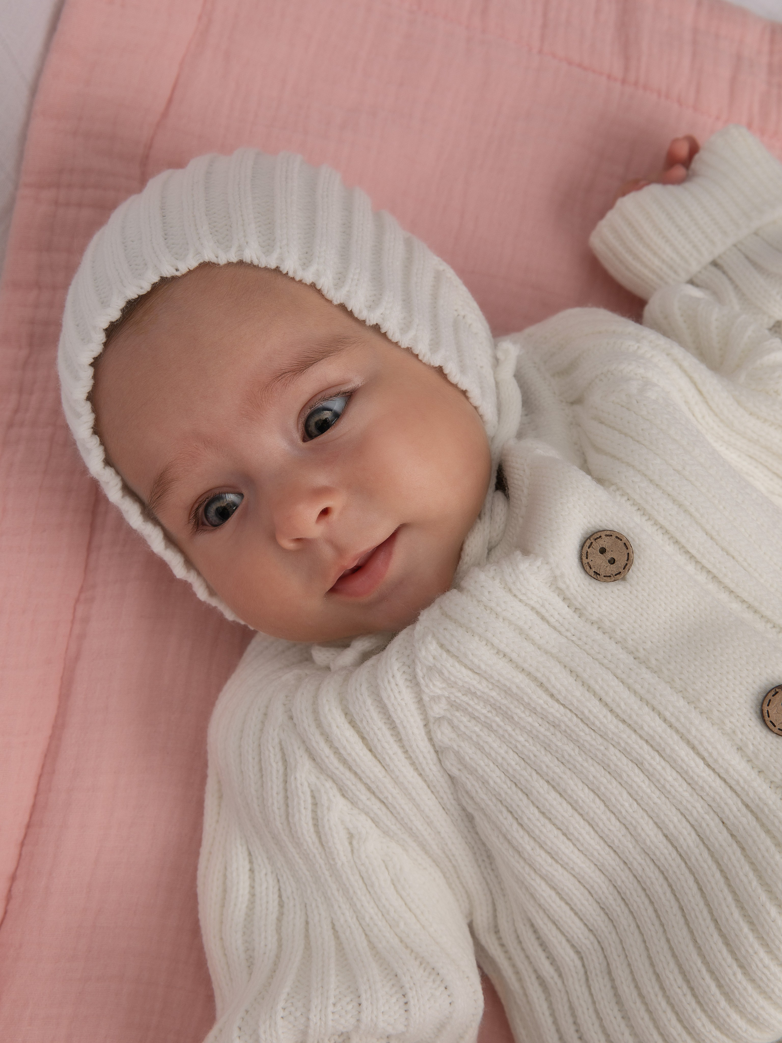 Детские вязаные комбинезоны. Фотостудия предметной и модельной съёмки для маркетплейсов