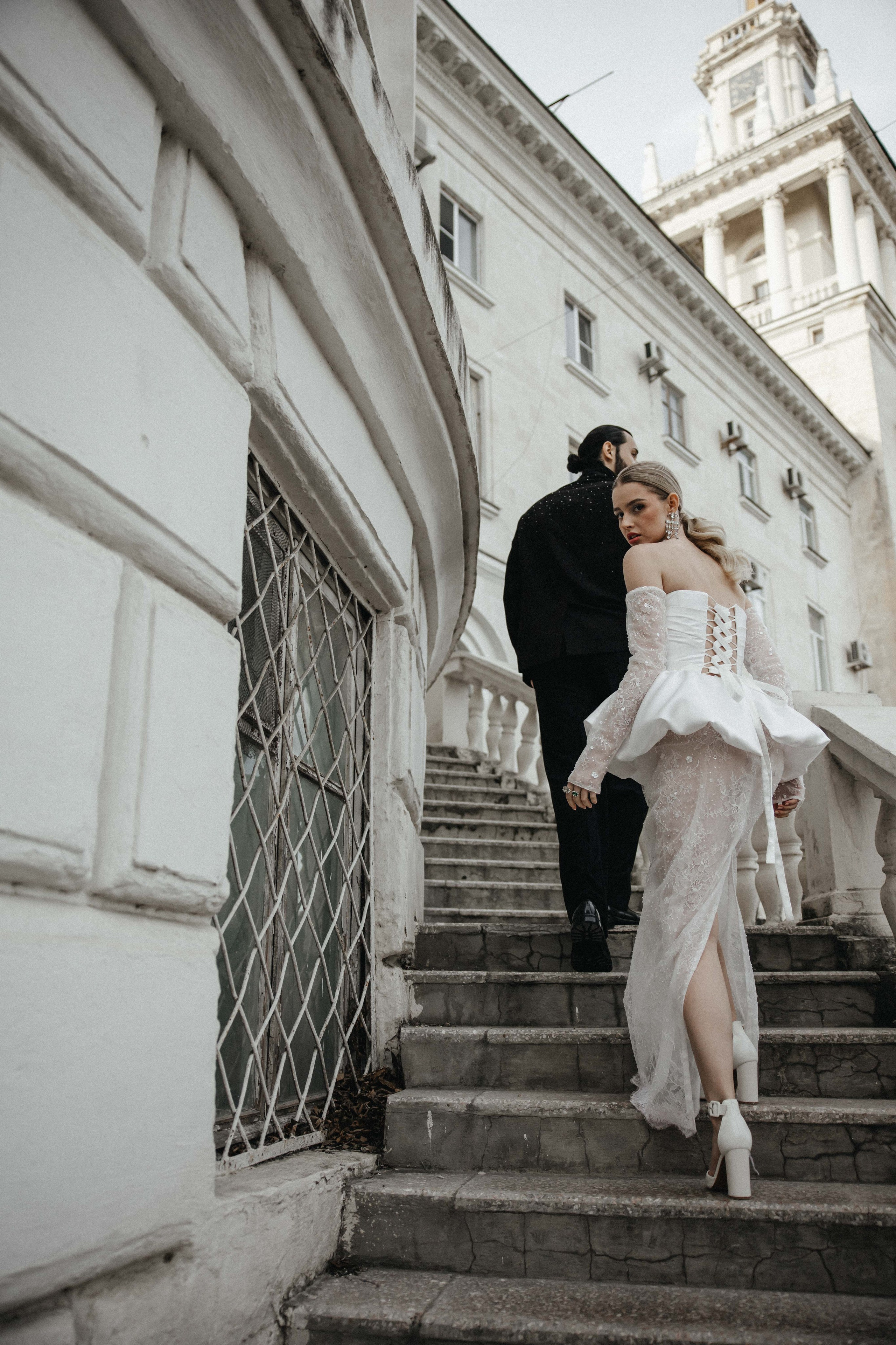 Счастливая пара позирует на свадебной фотосессии на фоне зеленой ткани в театре ,фэшн съемка ,топ 100 — свадебный фотограф Алена Межевова